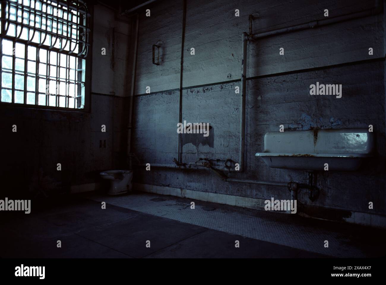 Alcatraz Island ist eine kleine Insel 1,25 Meilen (2,01 km) vor der Küste von San Francisco, Kalifornien, USA. Die Insel wurde Mitte des 19. Jahrhunderts mit Einrichtungen für einen Leuchtturm, eine militärische Festung und ein Militärgefängnis entwickelt. 1934 wurde die Insel in ein Bundesgefängnis umgewandelt, das Alcatraz Federal Penitentiary. Das Gefängnis wurde 1963 geschlossen. Stockfoto