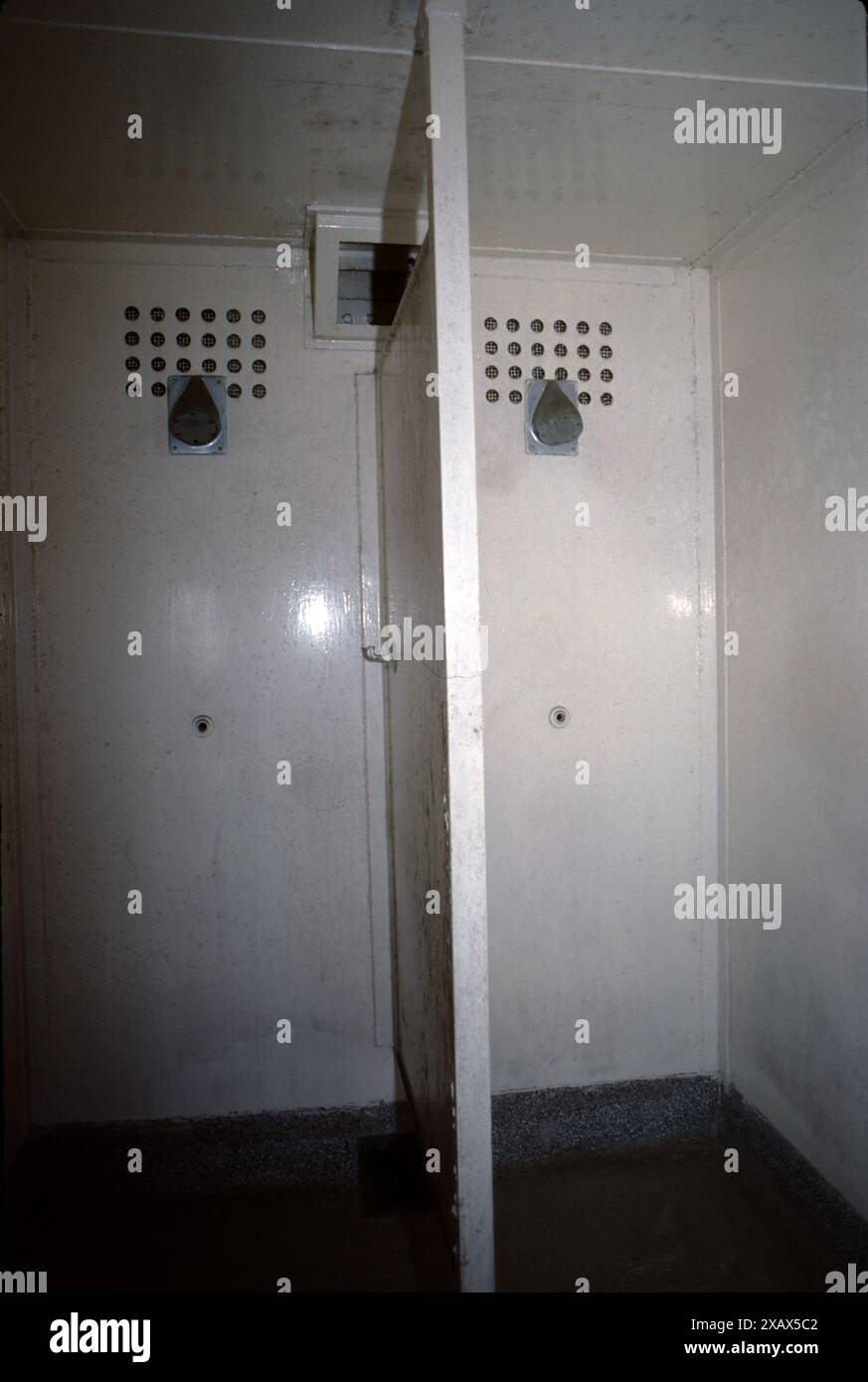 Alcatraz Island ist eine kleine Insel 1,25 Meilen (2,01 km) vor der Küste von San Francisco, Kalifornien, USA. Die Insel wurde Mitte des 19. Jahrhunderts mit Einrichtungen für einen Leuchtturm, eine militärische Festung und ein Militärgefängnis entwickelt. 1934 wurde die Insel in ein Bundesgefängnis umgewandelt, das Alcatraz Federal Penitentiary. Das Gefängnis wurde 1963 geschlossen. Stockfoto