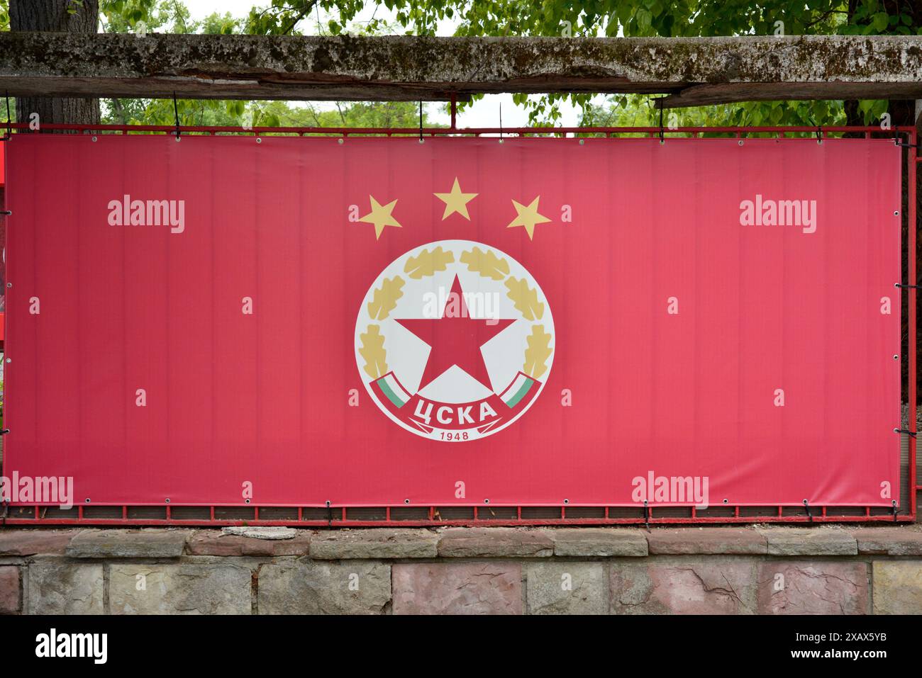 Zaunbanner mit dem CSKA Sofia-Abzeichen für den bulgarischen Fußballverein im Stadion der bulgarischen Armee in Sofia Bulgarien, Osteuropa, EU Stockfoto Zaunbanner mit dem CSKA Sofia-Abzeichen für den bulgarischen Fußballverein im Stadion der bulgarischen Armee in Sofia Bulgarien, Osteuropa, EU Stockfoto