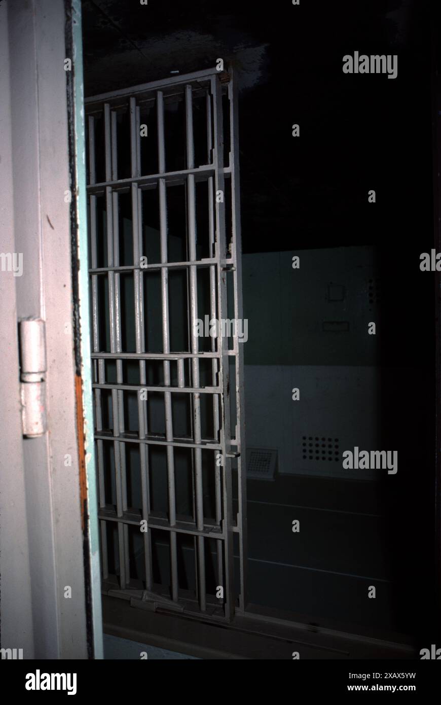 Alcatraz Island ist eine kleine Insel 1,25 Meilen (2,01 km) vor der Küste von San Francisco, Kalifornien, USA. Die Insel wurde Mitte des 19. Jahrhunderts mit Einrichtungen für einen Leuchtturm, eine militärische Festung und ein Militärgefängnis entwickelt. 1934 wurde die Insel in ein Bundesgefängnis umgewandelt, das Alcatraz Federal Penitentiary. Das Gefängnis wurde 1963 geschlossen. Stockfoto