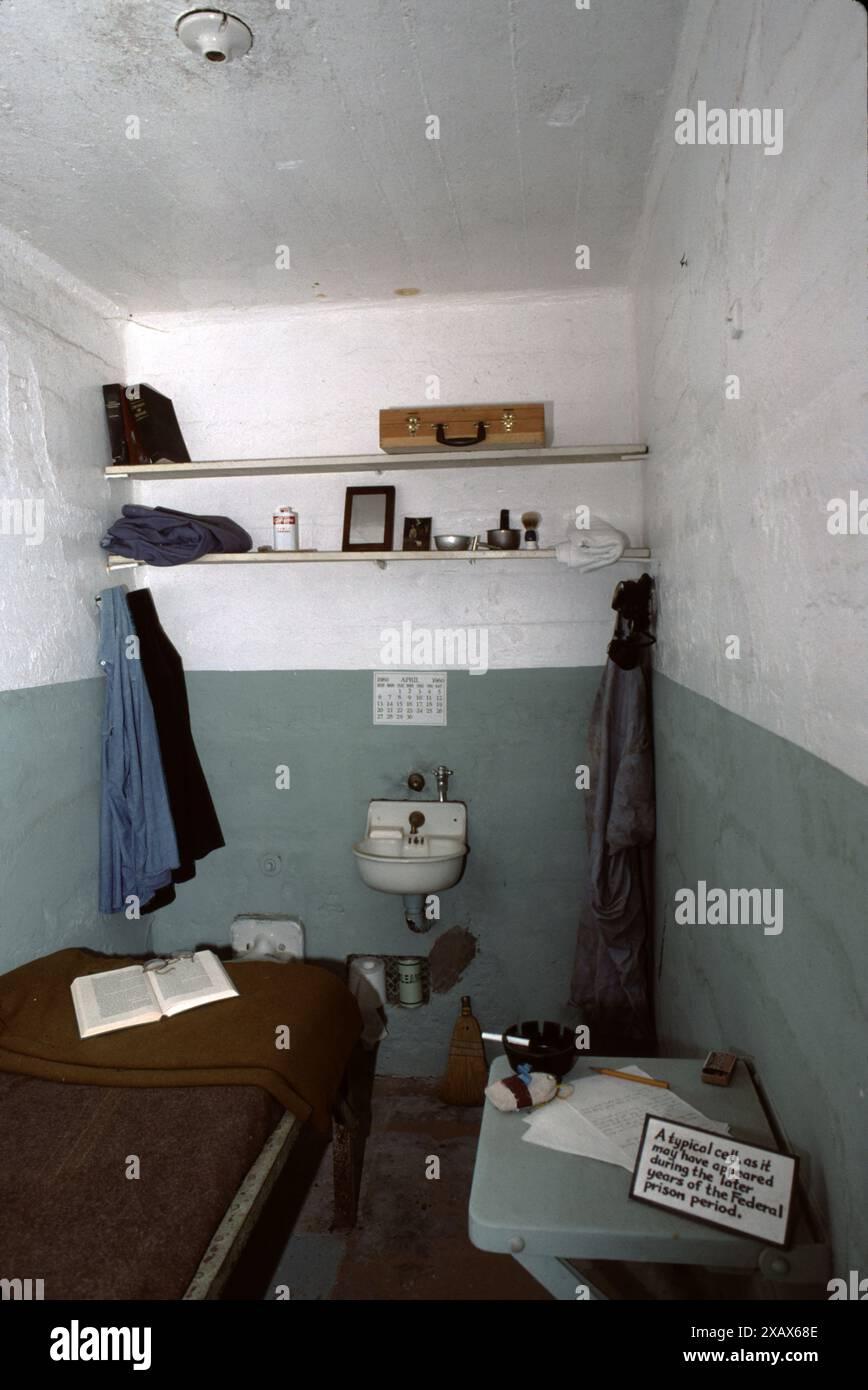 Alcatraz Island ist eine kleine Insel 1,25 Meilen (2,01 km) vor der Küste von San Francisco, Kalifornien, USA. Die Insel wurde Mitte des 19. Jahrhunderts mit Einrichtungen für einen Leuchtturm, eine militärische Festung und ein Militärgefängnis entwickelt. 1934 wurde die Insel in ein Bundesgefängnis umgewandelt, das Alcatraz Federal Penitentiary. Das Gefängnis wurde 1963 geschlossen. Stockfoto