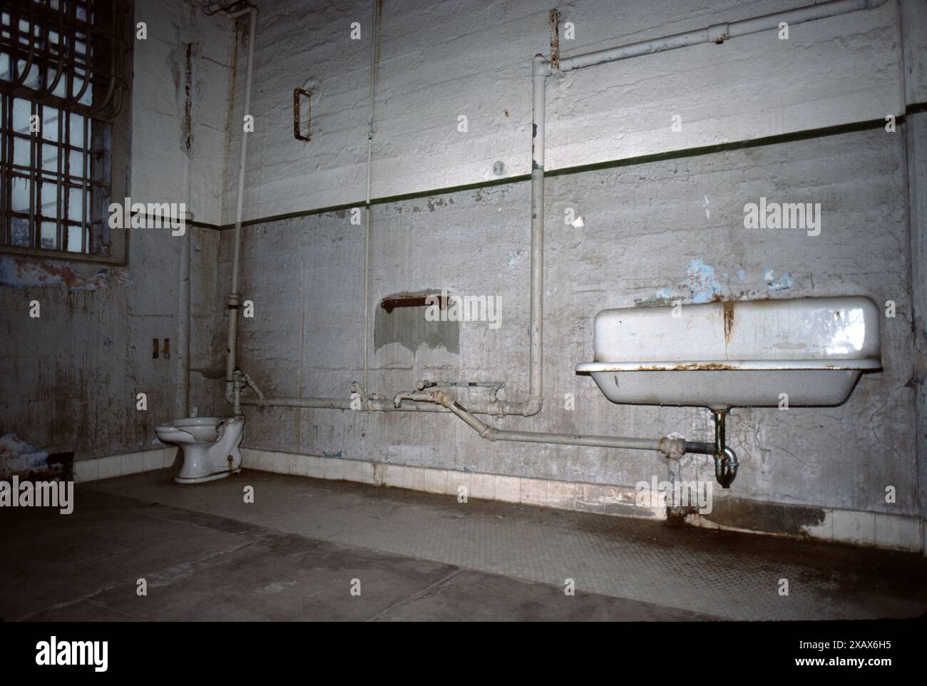 Alcatraz Island ist eine kleine Insel 1,25 Meilen (2,01 km) vor der Küste von San Francisco, Kalifornien, USA. Die Insel wurde Mitte des 19. Jahrhunderts mit Einrichtungen für einen Leuchtturm, eine militärische Festung und ein Militärgefängnis entwickelt. 1934 wurde die Insel in ein Bundesgefängnis umgewandelt, das Alcatraz Federal Penitentiary. Das Gefängnis wurde 1963 geschlossen. Stockfoto