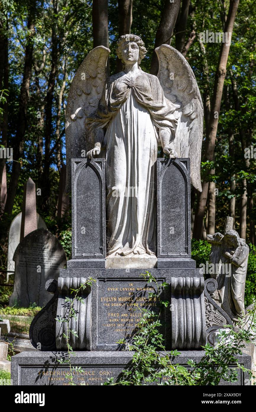 London, England – August 2023. Der Highgate Cemetery ist die letzte Ruhestätte einiger der berühmtesten Bewohner Londons, malerisch und gotisch Stockfoto