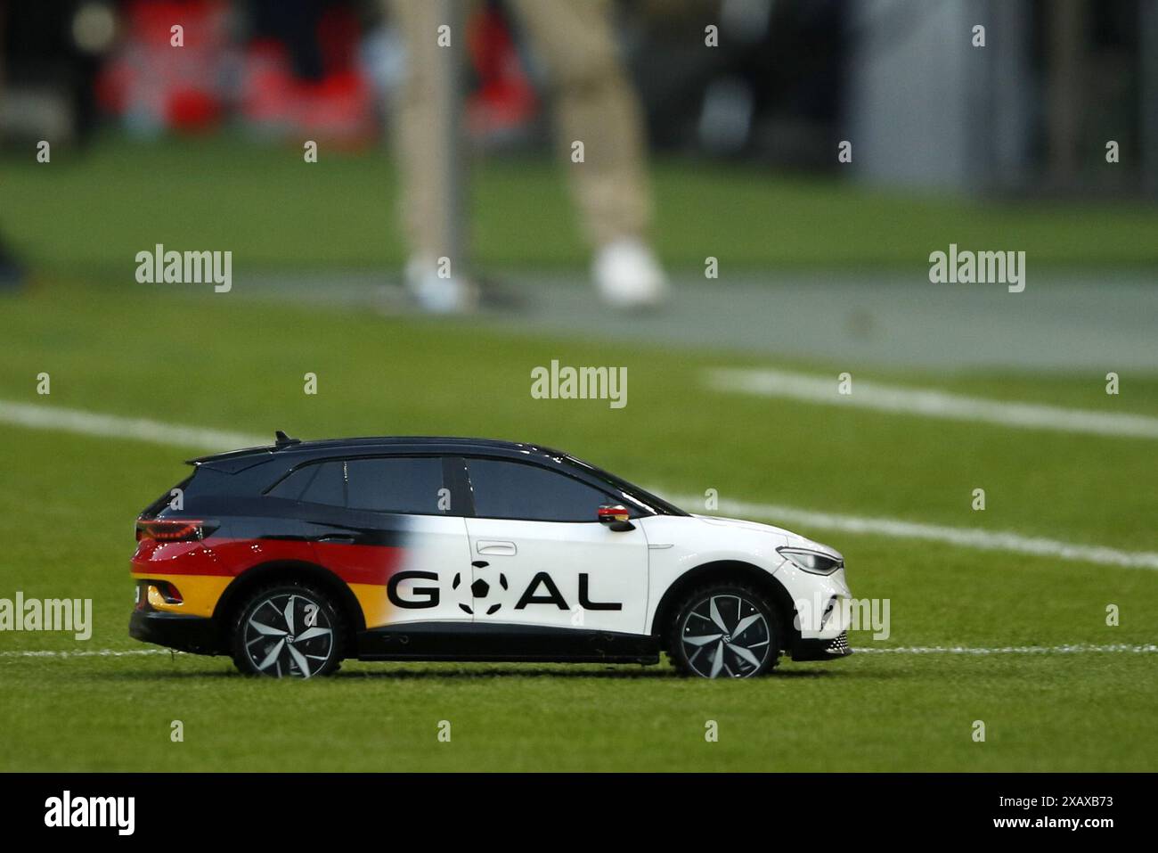 MONCHENGLADBACH - Volkswagen Ball Car in deutschen Farben und die Inschrift Tor während des Freundschaftsspiels zwischen Deutschland und Griechenland im Borussia-Park am 7. Juni 2024 in Monchengladbach. ANP | Hollandse Hoogte | BART STOUTJESDIJK Stockfoto