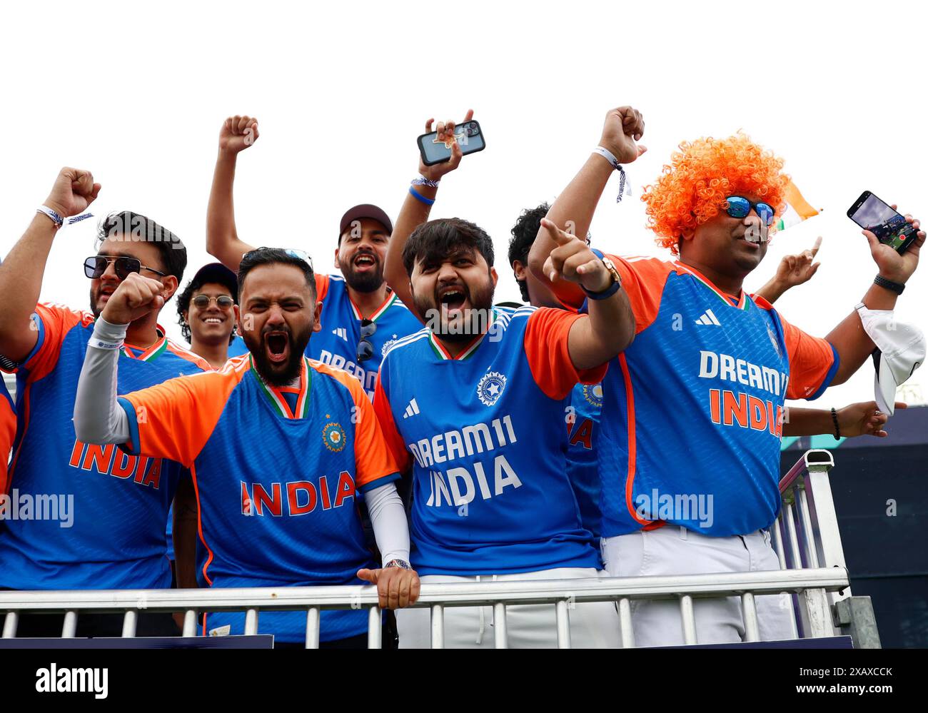 Eisenhower Park, Usa. Juni 2024. Die Fans beobachten, wie die Spieler am Sonntag, den 9. Juni 2024, in New York zum Spiel Indien gegen Pakistan in der Gruppe A bei der ICC Männer T20 World Cup 2024 im Nassau County International Cricket Stadium im Eisenhower Park ankommen. Die Gewinner der ICC T20 World Cup 2024 der Männer erhalten den höchsten Betrag in der Geschichte des Turniers. Foto: John Angelillo/UPI Credit: UPI/Alamy Live News Stockfoto