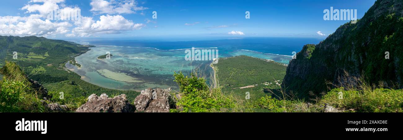 Panoramablick auf die Halbinsel Le Morne vom Berg, Mauritius Stockfoto