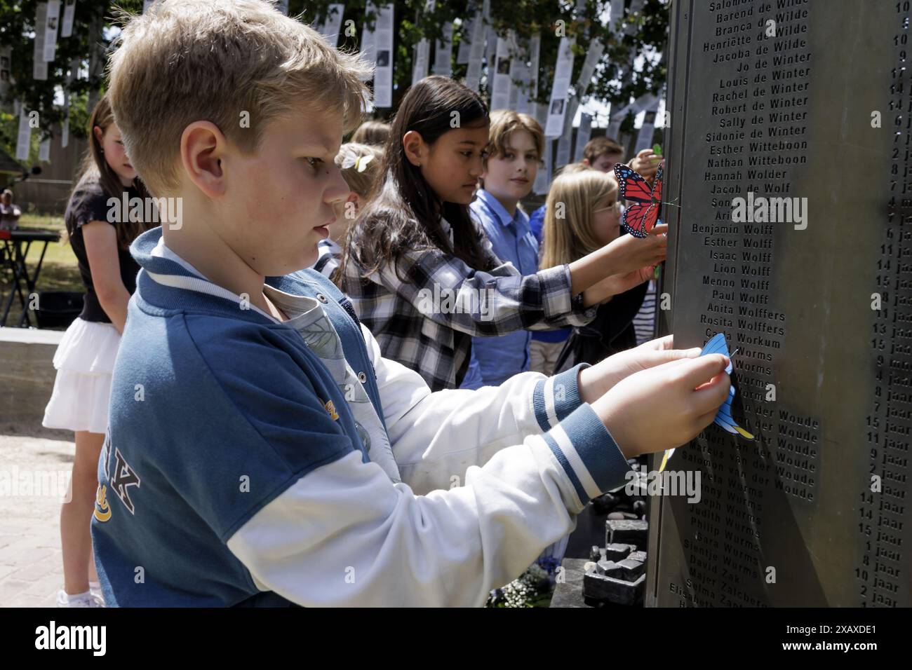 VUGHT - Schüler der Grundschule de Schalm während einer Gedenkfeier für die Kindertransporte am Kinderdenkmal im National Monument Camp Vught. Am 6. Und 7. Juni 1943 wurden von den deutschen Besatzern fast 1.300 Kinder von Vught ins Vernichtungslager Sobibor transportiert, wo die meisten von ihnen vergast wurden. ANP MARCEL KRIJGSMAN niederlande raus - belgien raus Stockfoto