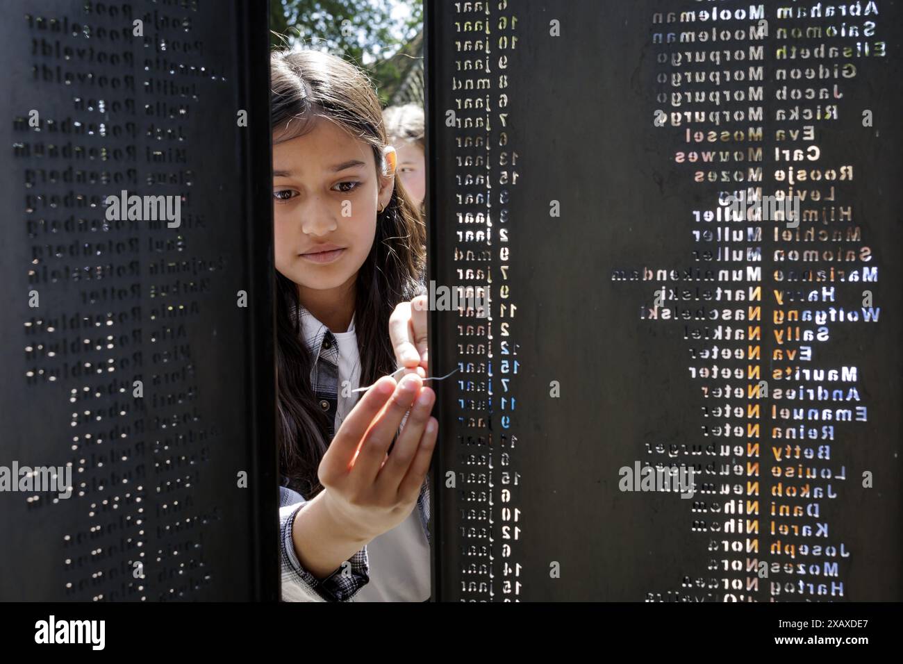 VUGHT - Schüler der Grundschule de Schalm während einer Gedenkfeier für die Kindertransporte am Kinderdenkmal im National Monument Camp Vught. Am 6. Und 7. Juni 1943 wurden von den deutschen Besatzern fast 1.300 Kinder von Vught ins Vernichtungslager Sobibor transportiert, wo die meisten von ihnen vergast wurden. ANP MARCEL KRIJGSMAN niederlande raus - belgien raus Stockfoto