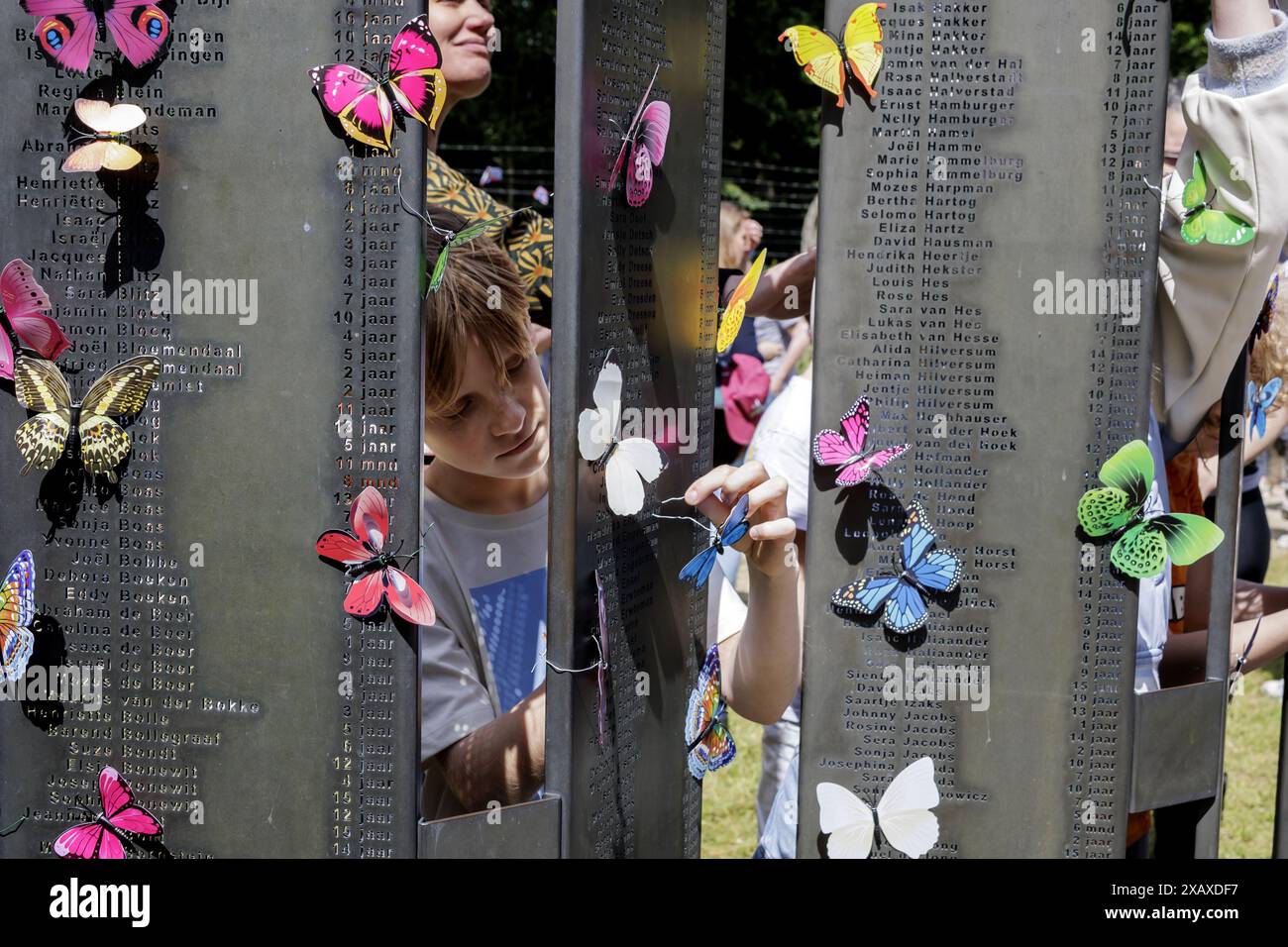 VUGHT - Schüler der Grundschule de Schalm während einer Gedenkfeier für die Kindertransporte am Kinderdenkmal im National Monument Camp Vught. Am 6. Und 7. Juni 1943 wurden von den deutschen Besatzern fast 1.300 Kinder von Vught ins Vernichtungslager Sobibor transportiert, wo die meisten von ihnen vergast wurden. ANP MARCEL KRIJGSMAN niederlande raus - belgien raus Stockfoto