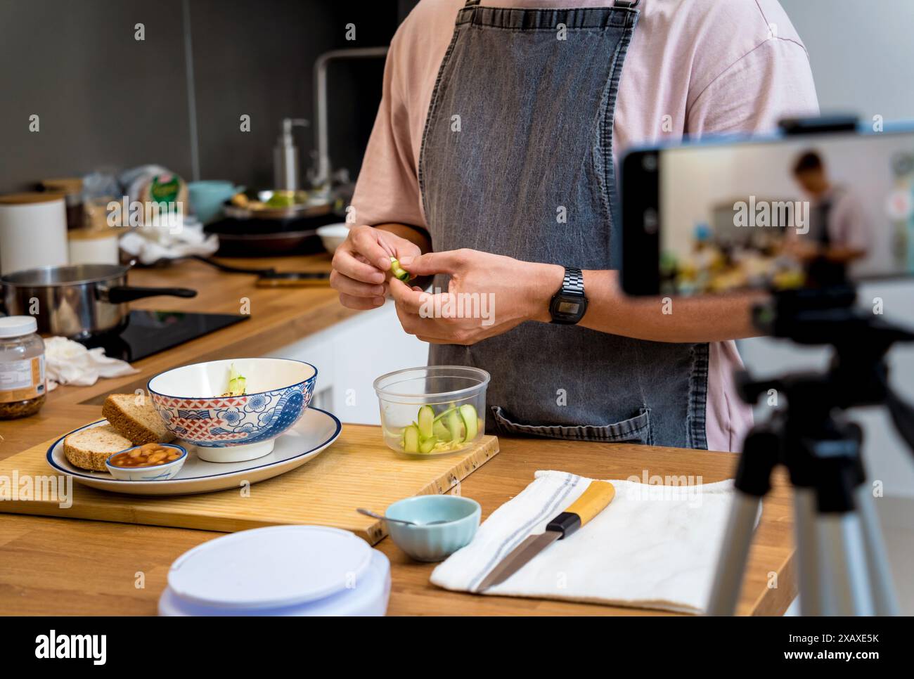 Der Koch sendet live aus dem Workshop, wie man vegetarische Speisen zubereitet Stockfoto