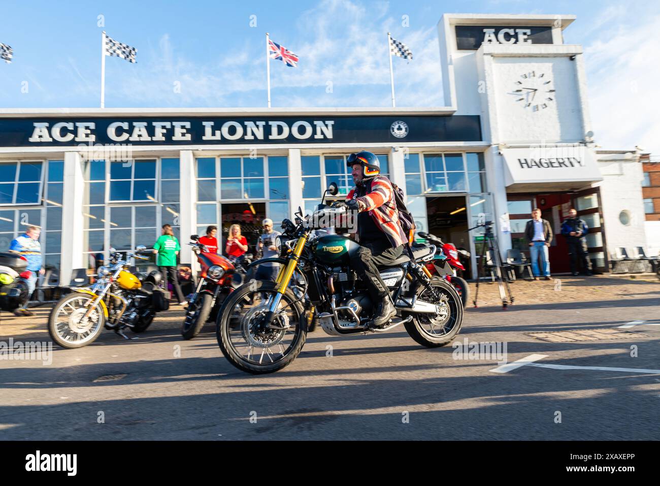 Motorradfahrt zum Gedenken an den im Februar 2024 verstorbenen „Hairy Biker“ Dave Myers. Dave Day. Rider in der Jacke mit der British Union Flag Stockfoto