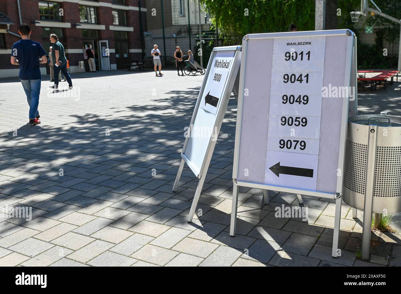 Leipzig - Wahlbeteiligung an Europa- und Kommunalwahl in der Messestadt bereits über 50 Prozent: Mehr Wähler als noch 2019 09.06.2024 gegen 15,30 Uhr Leipzig, Breitefelder Straße in Leipzig, der einwohnerstärksten Stadt Sachsens, haben bis 14 Uhr rund 52,3 Prozent der Wahlberechtigten ihre Stimmen bei der Europawahl abgegeben. Noch fünf Jahre, im Jahr 2019, waren es nach Angaben der Stadt nur 42,2 Prozent der Stimmberechtigten. Die Wahllokale für die Stimmabgabe wurden am Sonntag um 8 Uhr geöffnet, noch bis 18 Uhr können die Sachsen in knapp 3,600 Wahllokale ihre Stimme abgeben. Wahlberechtig Stockfoto