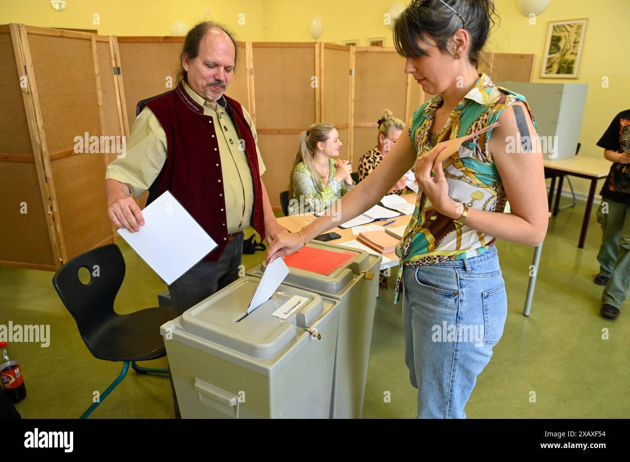 Leipzig - Wahlbeteiligung an Europa- und Kommunalwahl in der Messestadt bereits über 50 Prozent: Mehr Wähler als noch 2019 09.06.2024 gegen 15,30 Uhr Leipzig, Breitefelder Straße in Leipzig, der einwohnerstärksten Stadt Sachsens, haben bis 14 Uhr rund 52,3 Prozent der Wahlberechtigten ihre Stimmen bei der Europawahl abgegeben. Noch fünf Jahre, im Jahr 2019, waren es nach Angaben der Stadt nur 42,2 Prozent der Stimmberechtigten. Die Wahllokale für die Stimmabgabe wurden am Sonntag um 8 Uhr geöffnet, noch bis 18 Uhr können die Sachsen in knapp 3,600 Wahllokale ihre Stimme abgeben. Wahlberechtig Stockfoto