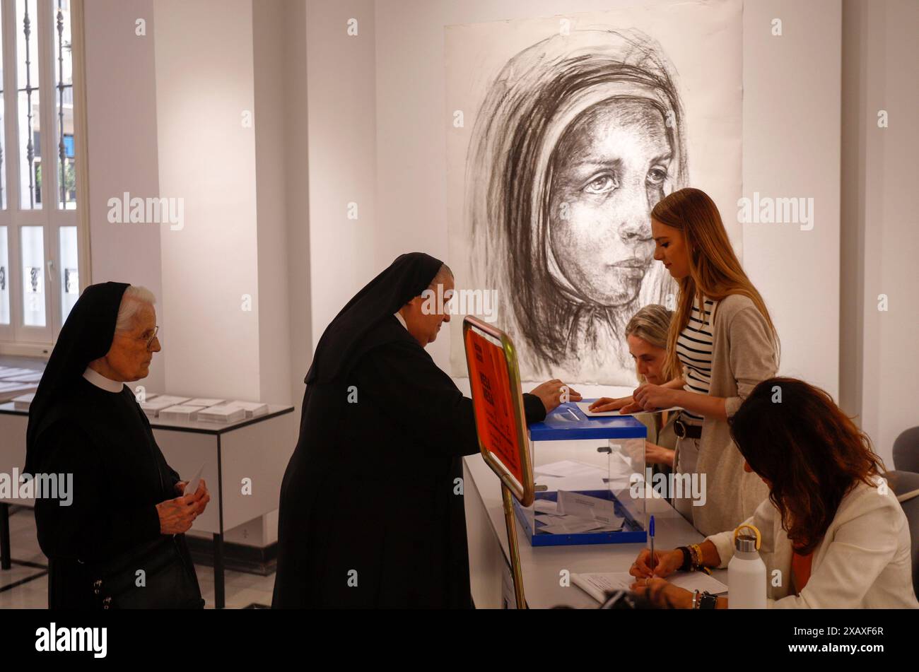 Valencia, Spanien, 9. juni 2024. Zwei Nonnen wählen in ihrem Wahllokal in Valencia während der Wahlen zum Europäischen Parlament. Quelle: Eduardo Stockfoto