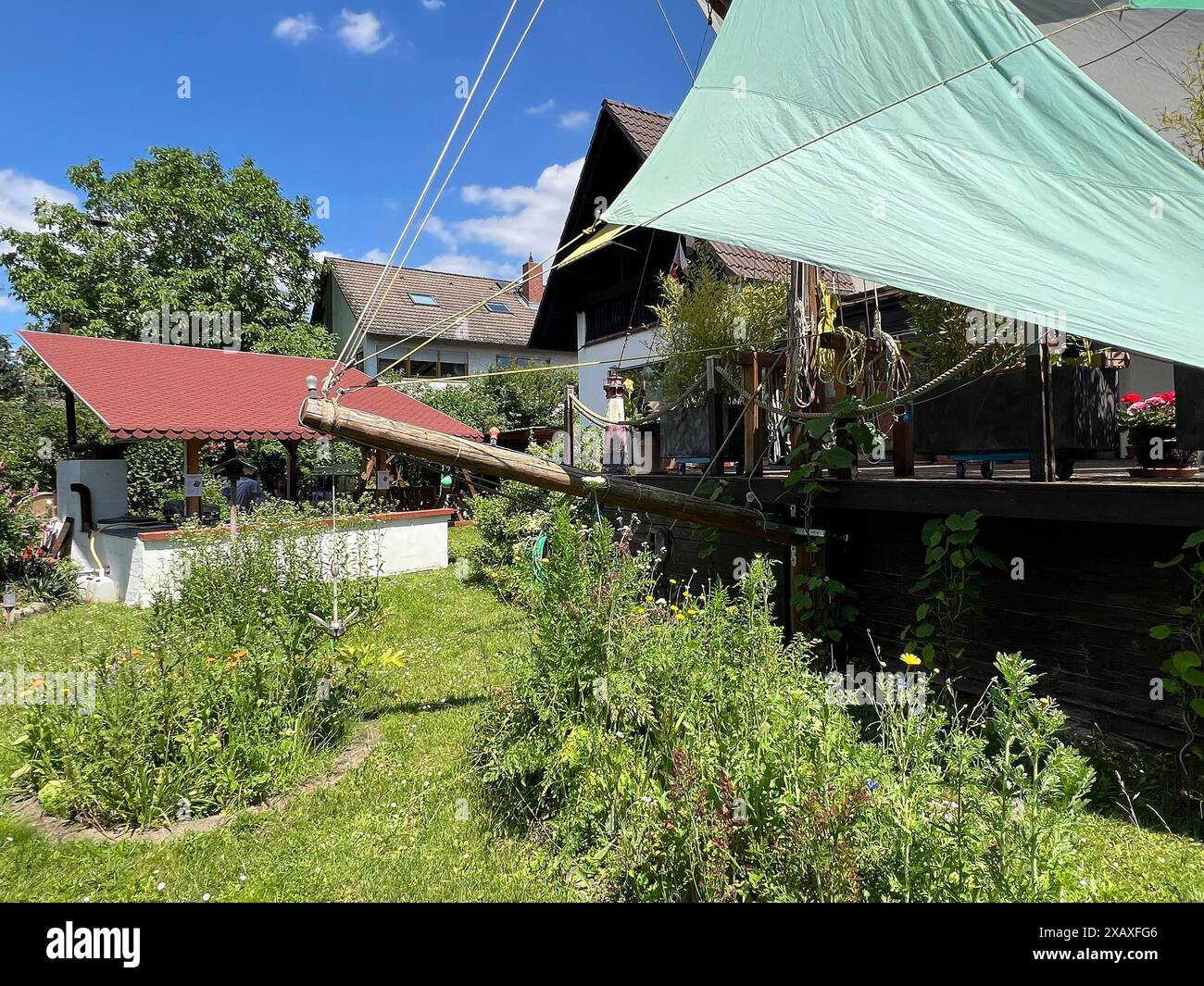 Klaus Friedmann empfängt Besucher mit einem Bugspriet samt Segel in seinem Garten - Büttelborn 09.06.2024: Tag des offenen Gartens des Obst- und Gartenbauvereins *** Klaus Friedmann empfängt Besucher mit einem Bugspriet und Segel in seinem Garten Büttelborn 09 06 2024 Tag des offenen Gartens des Obst- und Gartenbauvereins Stockfoto