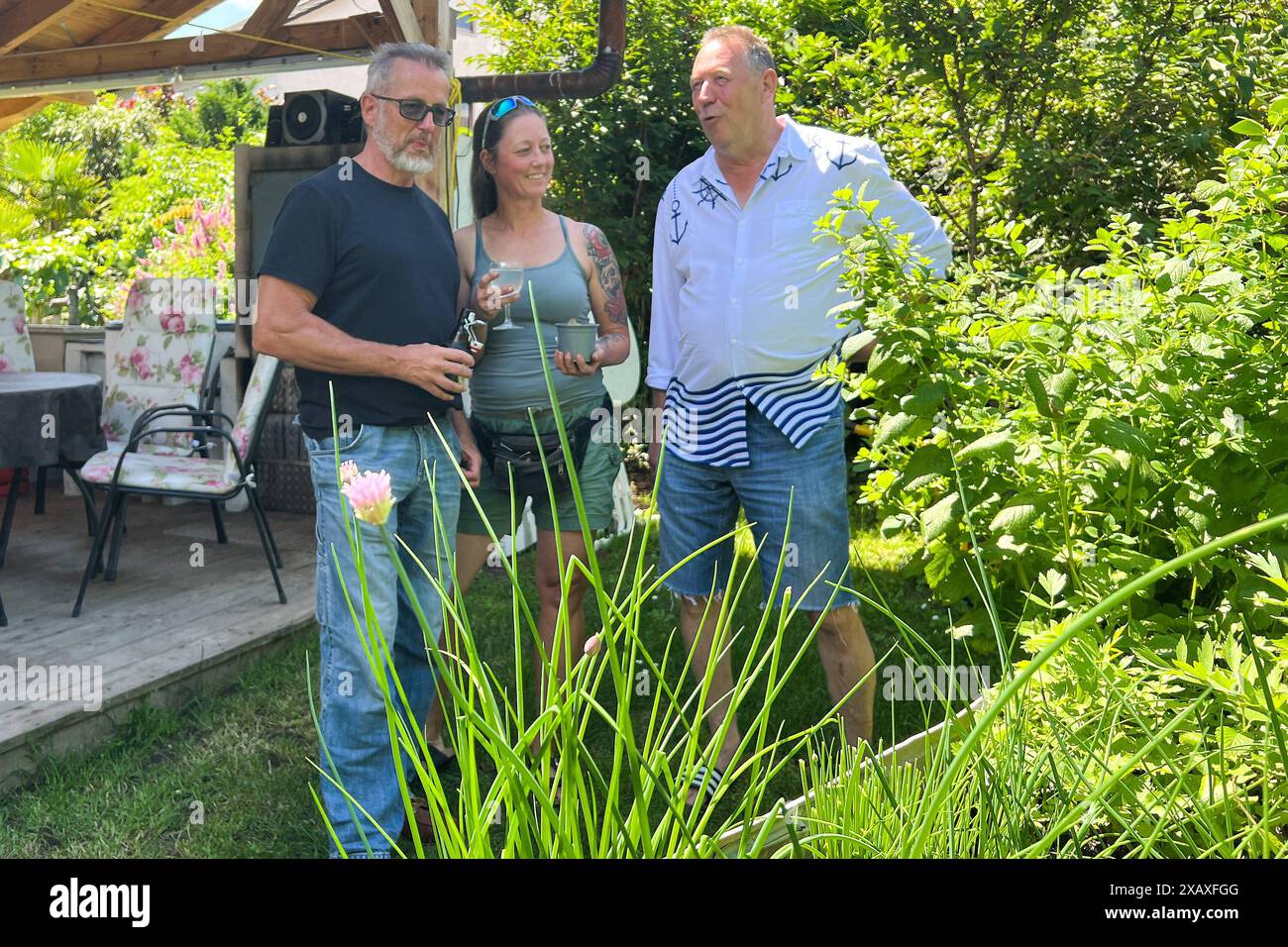 Klaus Friedmann R. mit Kristine Schell und Jörg Freiberger in seinem Garten - Büttelborn 09.06.2024: Tag des offenen Gartens des Obst- und Gartenbauvereins *** Klaus Friedmann r mit Kristine Schell und Jörg Freiberger in seinem Garten Büttelborn 09 06 2024 Tag des offenen Gartens des Obst- und Gartenbauvereins Stockfoto