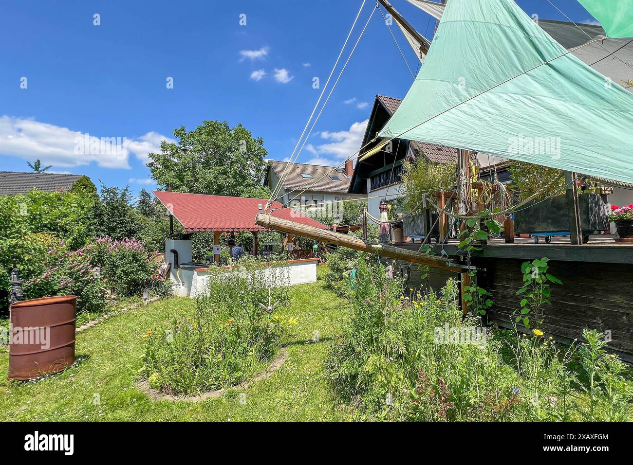 Klaus Friedmann empfängt Besucher mit einem Bugspriet samt Segel in seinem Garten - Büttelborn 09.06.2024: Tag des offenen Gartens des Obst- und Gartenbauvereins *** Klaus Friedmann empfängt Besucher mit einem Bugspriet und Segel in seinem Garten Büttelborn 09 06 2024 Tag des offenen Gartens des Obst- und Gartenbauvereins Stockfoto