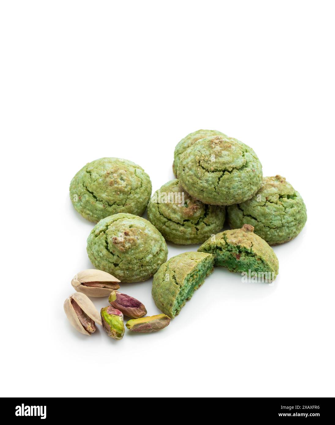 Leckere Pistazienkekse isoliert auf weiß Stockfoto Leckere Pistazienkekse isoliert auf weiß Stockfoto