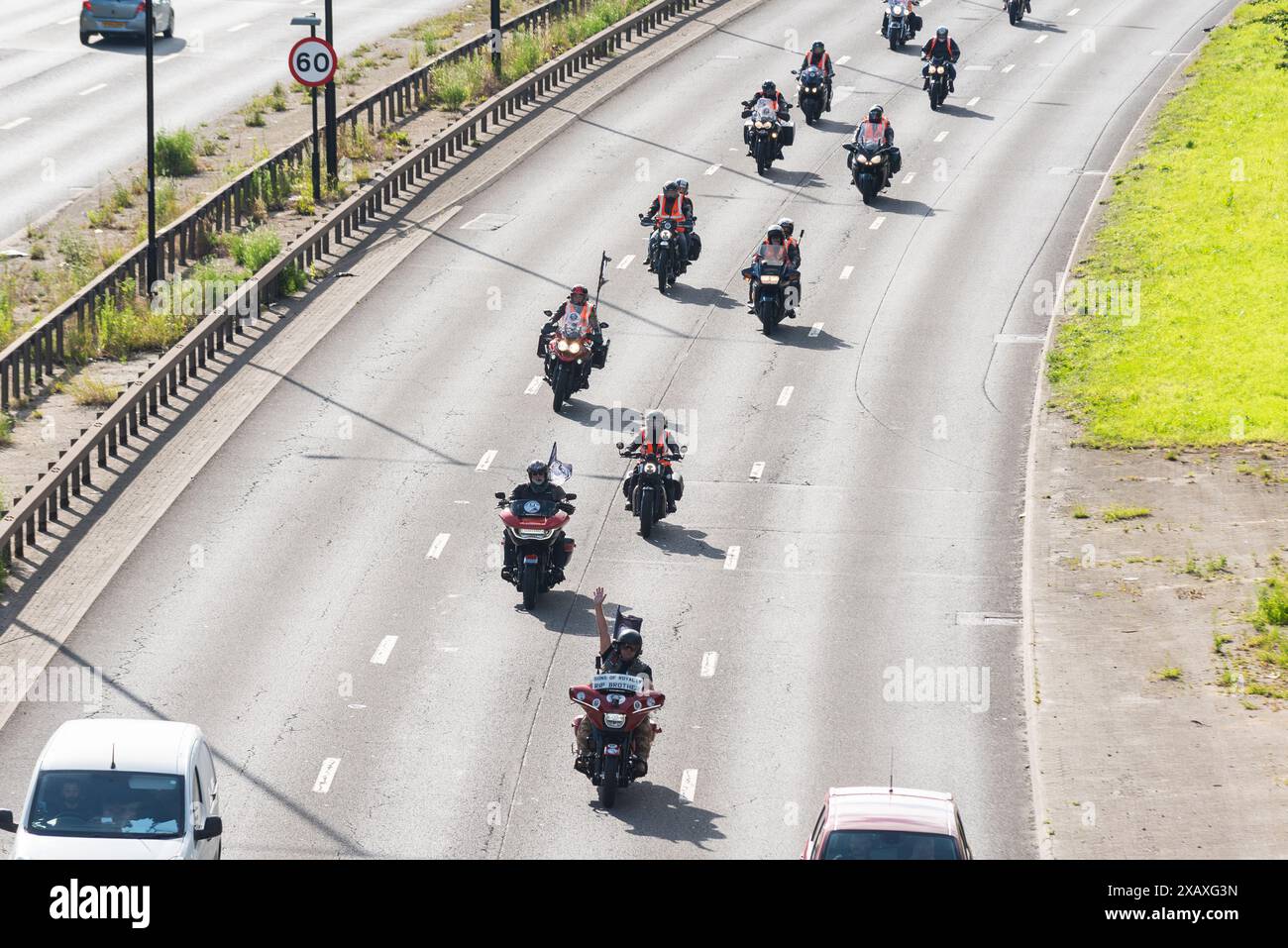 Motorradfahrt zum Gedenken an den im Februar 2024 verstorbenen „Hairy Biker“ Dave Myers. Dave Day. Fahrer auf der A40, Si King zweites Fahrrad Stockfoto