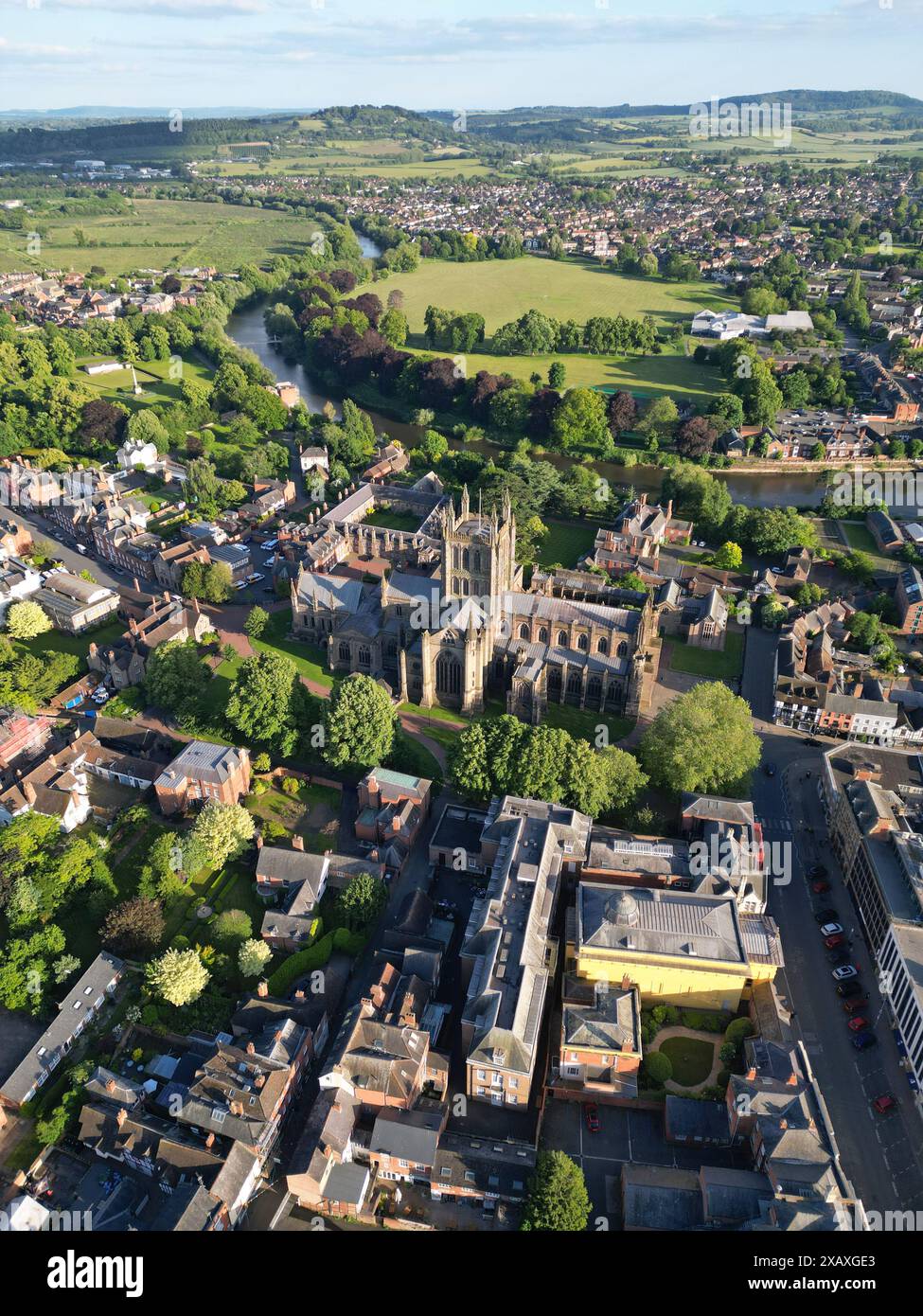 Luftaufnahme der Kathedrale von Hereford und der Stadt am Abend mit dem Fluss Wye im Hintergrund - Foto Juni 2024 Stockfoto