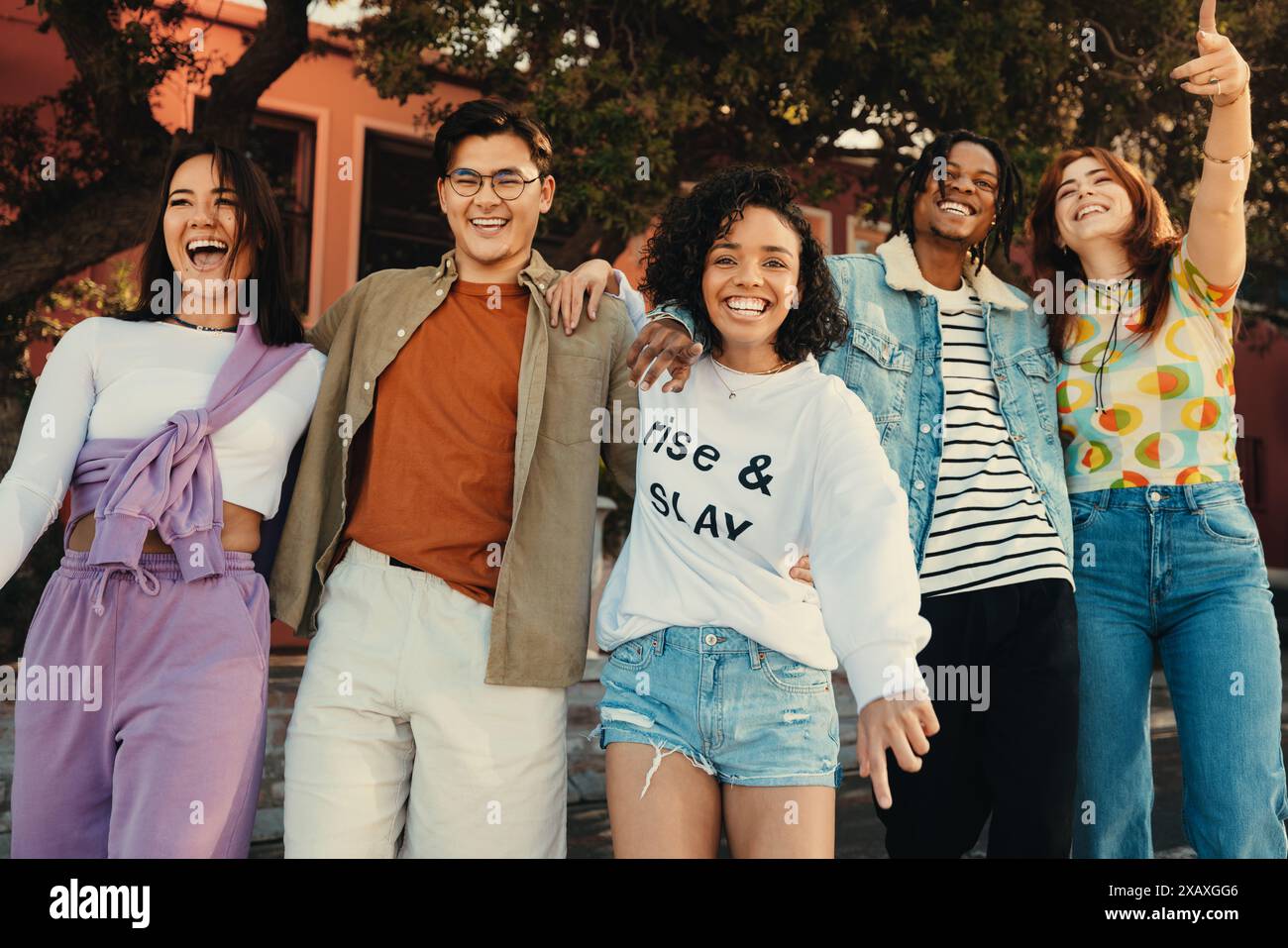 Eine Gruppe glücklicher Freunde verbringt gute Zeit im Ausland, lächelt und feiert ihre Freundschaft. Stockfoto