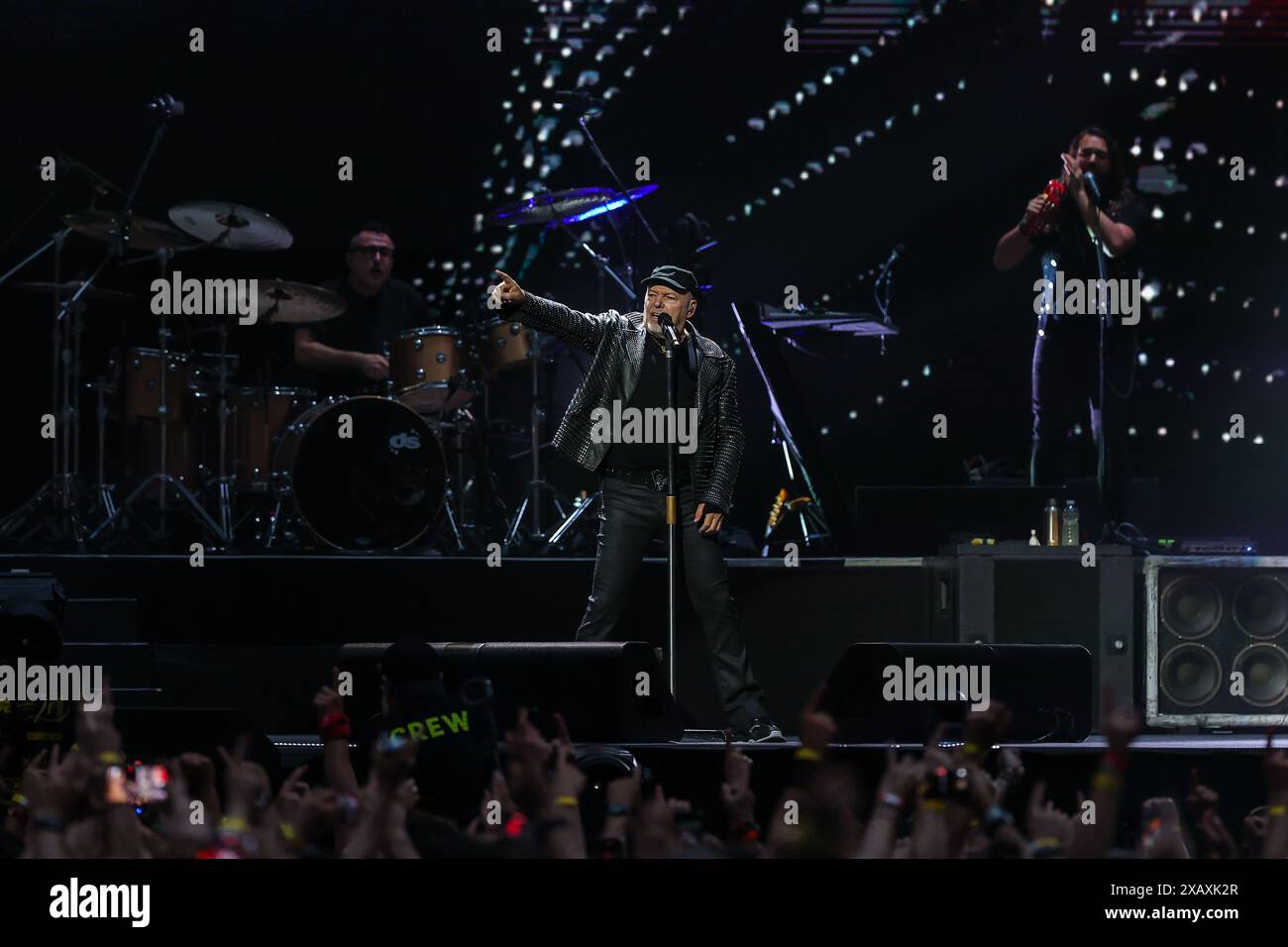 Vasco Rossi tritt live auf der Bühne während des Vasco Live 2024 im San Siro Stadium auf. Stockfoto