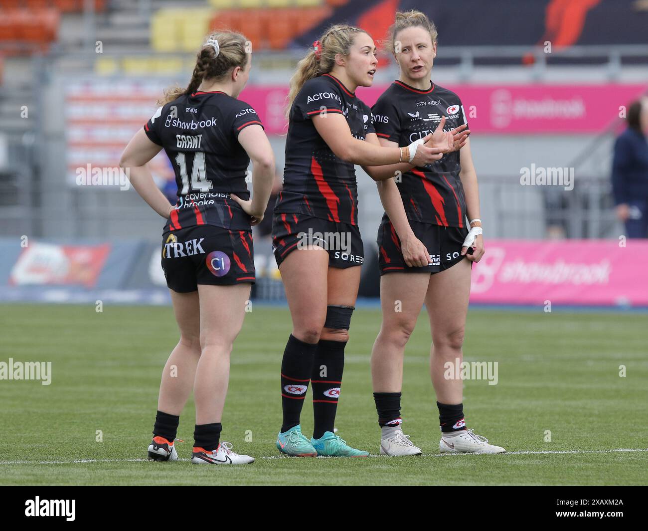 London, Großbritannien. Juni 2024. London, England, 09. Juni 2024: Sydney Gregson (13 Sarazenen) und Sarah McKenna (12 Sarazenen) im StoneX Stadium in London, England. (Jay Patel/SPP) Credit: SPP Sport Press Photo. /Alamy Live News Stockfoto