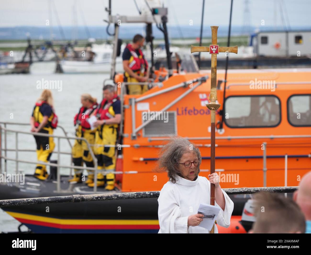 Queenborough, Kent, Großbritannien. Juni 2024. Jährlicher „Segen der Gewässer“-Dienst im Hafen von Queenborough, Kent – Dank für das Geben und Gebet für Seeleute. Die Zeremonie am Wasser erfüllt die Verpflichtung, im Namen der Armen zu predigen, die 1690 von zwei Schiffbrüchigen, deren Namen unbekannt sind, auf dem Vikar von Queenborough gemacht wurden. Sheerness Allwetter und Rettungsboote an der Küste sowie der Queenborough Rowing Club waren auf dem Wasser anwesend. Quelle: James Bell/Alamy Live News Stockfoto