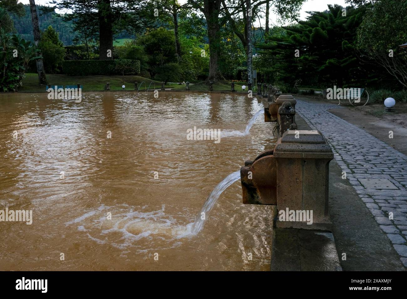 Thermalbad des Parks Terra Nostra in Furnas. Natürliche heiße Quellen im Dorf Furnas. Sao Miguel Insel auf den Azoren Stockfoto