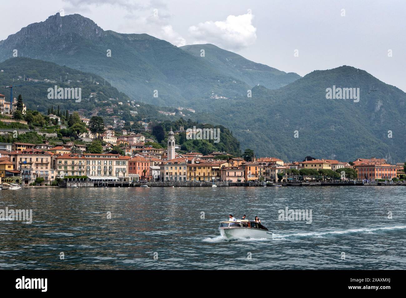 Das Wassertaxi verlässt Menaggio am Comer See, Italien Stockfoto