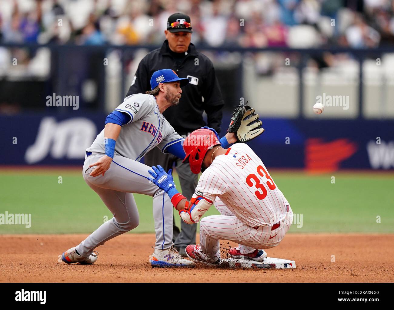 Philadelphia Phillies' Edmundo Sosa (rechts) läuft in die zweite Basis, als Jeff McNeil (links) von New York Mets im zweiten Spiel der MLB London Series im London Stadium auf einen eingehenden Ball wartet. Bilddatum: Sonntag, 9. Juni 2024. Stockfoto