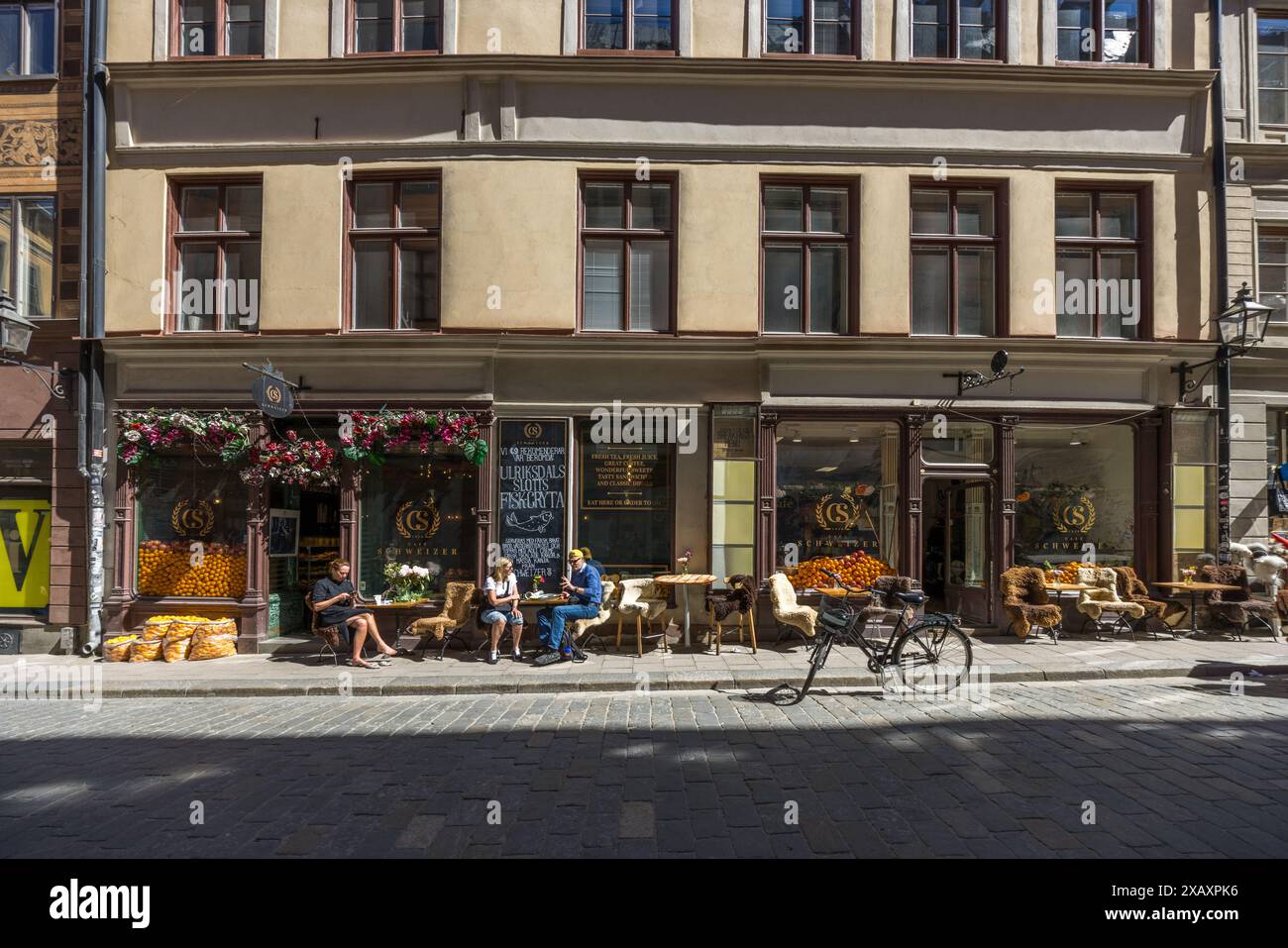 Das Café Schweizer an der Västerlånggatan 9 in der Altstadt von Stockholm ist einer der besten Orte für traditionelle schwedische smörgås oder Fika. Hier können Sie üppige Fisch-Sandwiches, köstliche Zimtbrötchen und frisch gepressten Orangensaft genießen. Eine Schweizeri ist in Schweden häufiger. So nennen sich Betriebe, die von Schweizer Konditoreien gegründet wurden, die Anfang des 19. Jahrhunderts hierher emigrierten. Stockholm, Schweden Stockfoto