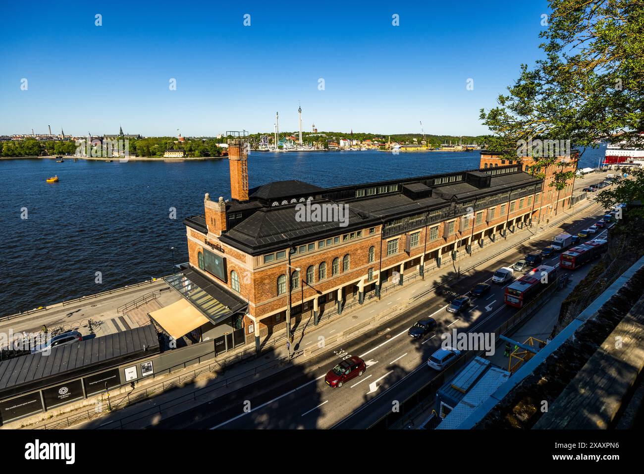 Fotografiska. Das alte Zollhaus am Wasser bietet erstklassige Fotoausstellungen, im obersten Stockwerk befindet sich ein Top-Restaurant mit einem grünen Michelin-Stern für Nachhaltigkeit und im Untergeschoss wird Salat in Hydrokultur angebaut. Fotografiska Museum Stockholm von außen mit Blick auf den Vergnügungspark Gröna Lund. Stadsgårdshamnen 22, 116 45 Stockholm, Schweden Stockfoto