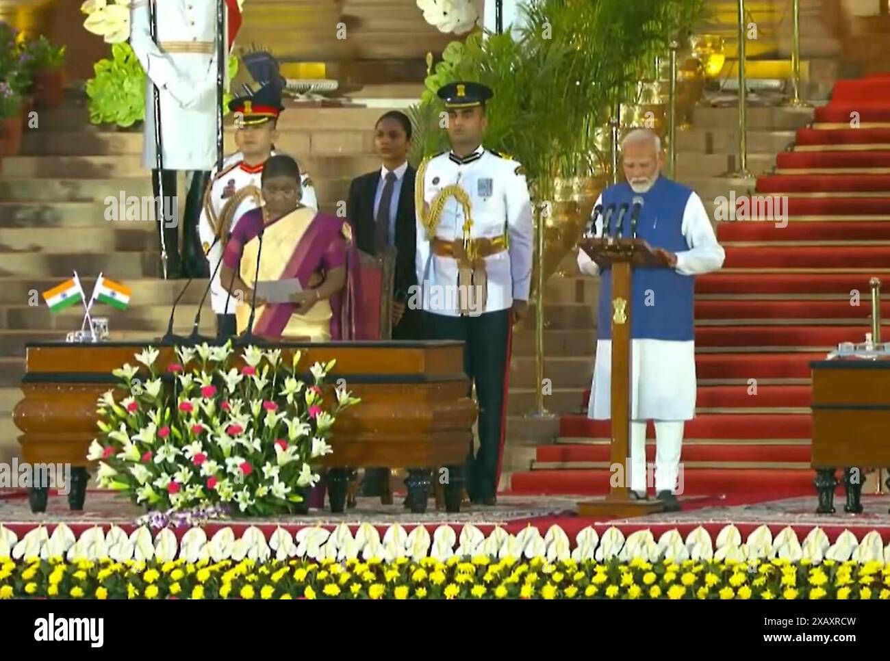 Neu-Delhi, Indien. Juni 2024. Narendra Modi schwört als Premierminister Indiens im Rashtrapati Bhawan (Präsidentenhaus) in Neu-Delhi, Indien, am 9. Juni 2024. Narendra Modi schwor als Premierminister Indiens für die dritte Amtszeit in Folge am Sonntag in Neu-Delhi. (UNI/Handout via Xinhua) Credit: Xinhua/Alamy Live News Stockfoto