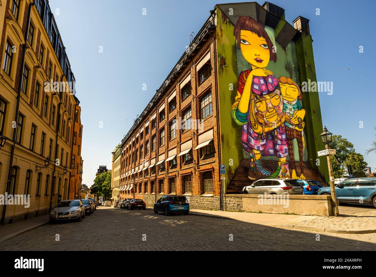 Wandgemälde im Stadtteil Södermalm, Stockholm. Wandgemälde der brasilianischen Zwillinge Otavio Pandolfo und Gustavo Pandolfo alias OS Gemeos in Stockholm. Stadtblick im Stadtteil Södermalm, Stockholm, Schweden Stockfoto