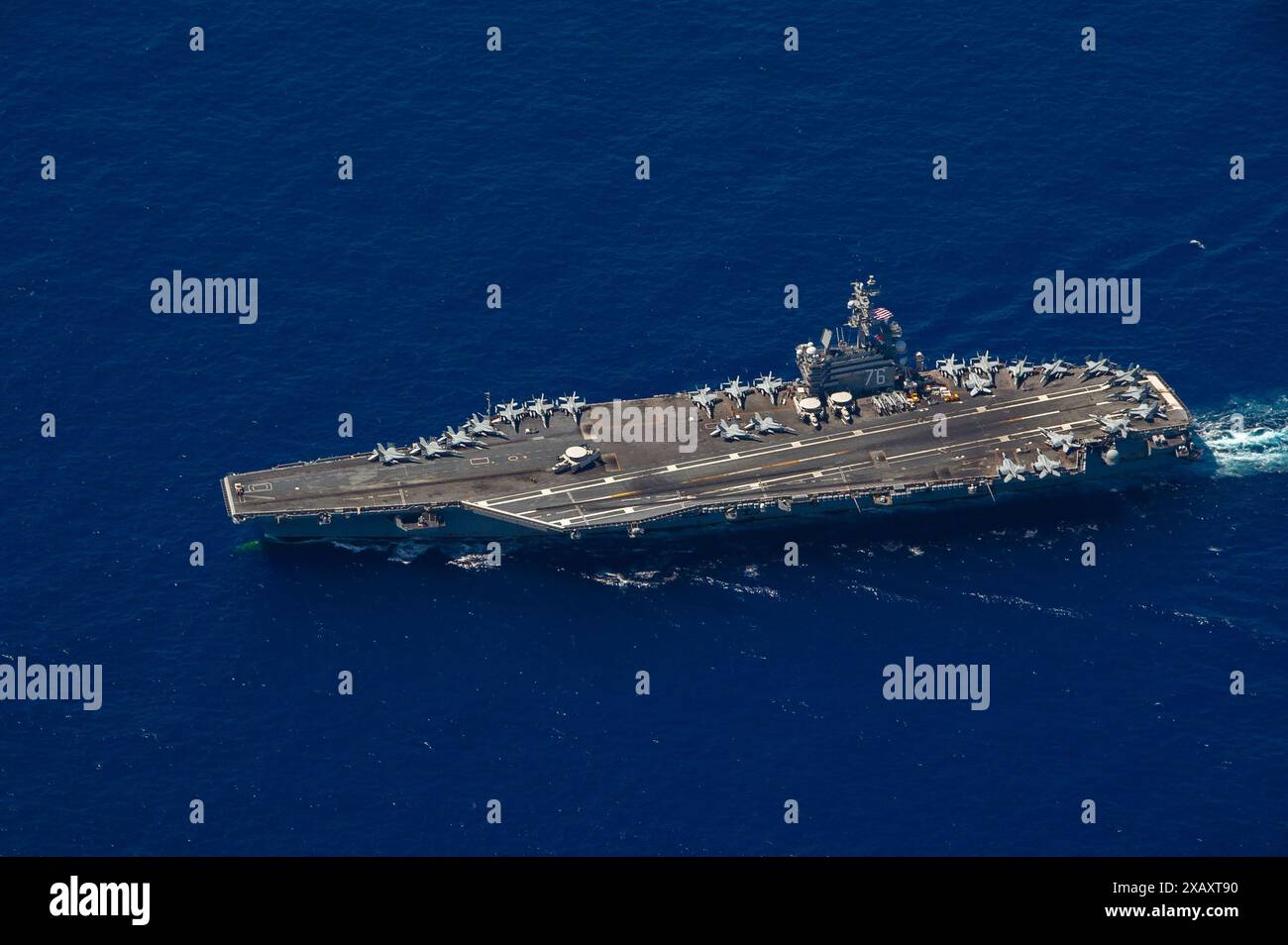 240607-N-VY281-1270 PHILIPPINISCHE SEE (7. Juni 2024) der einzige vorwärtsgerichtete Flugzeugträger der US Navy, USS Ronald Reagan (CVN 76), dampft in der Ph Stockfoto