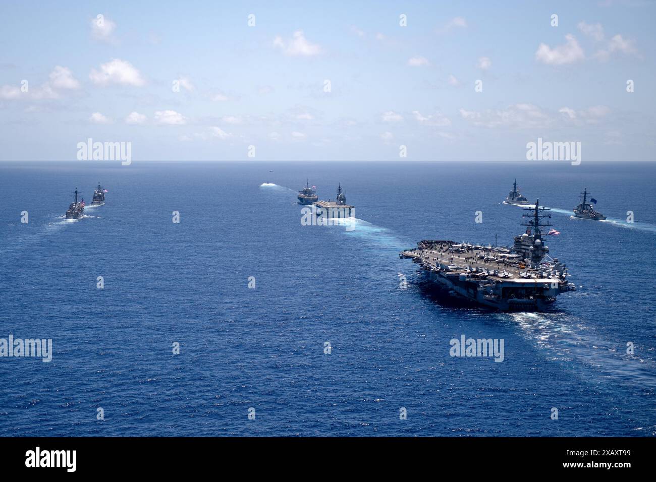 240607-N-BE723-1661 PHILIPPINISCHE SEE (7. Juni 2024) der einzige vorgelagerte Flugzeugträger der US Navy, USS Ronald Reagan (CVN 76), dampft im Format Stockfoto