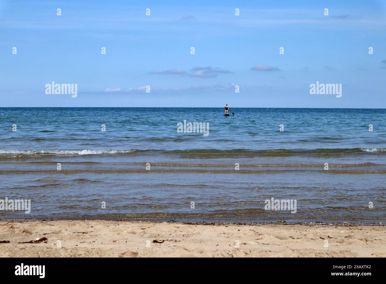 Vasto Marina - Ragazza in sup dalla spiaggia Stockfoto