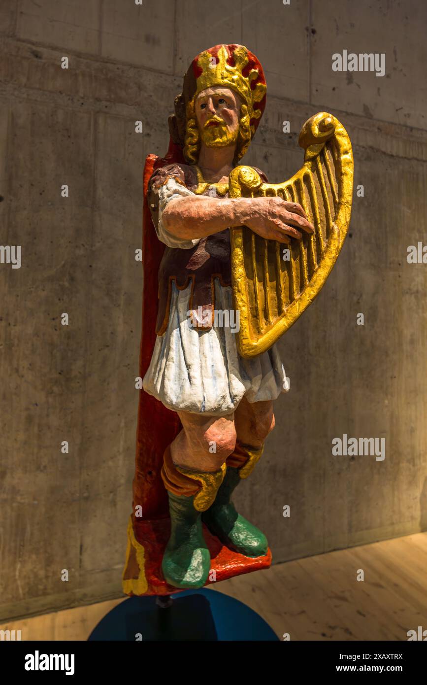 Eine farblich rekonstruierte Figur des biblischen Königs David mit einer Harfe und Krone gehört zur Ausstellung "Vasa på nära håll" im Vasa-Museum. Figuren aus dem Alten Testament wie David und Gideon dienten als Bildmotive auf der Vasa, durch die sich König Gustav II. Adolf als mutig, mächtig und gelehrt darstellte. Djurgårdsstaden, Stockholm, Stockholms län, Schweden. Stockfoto