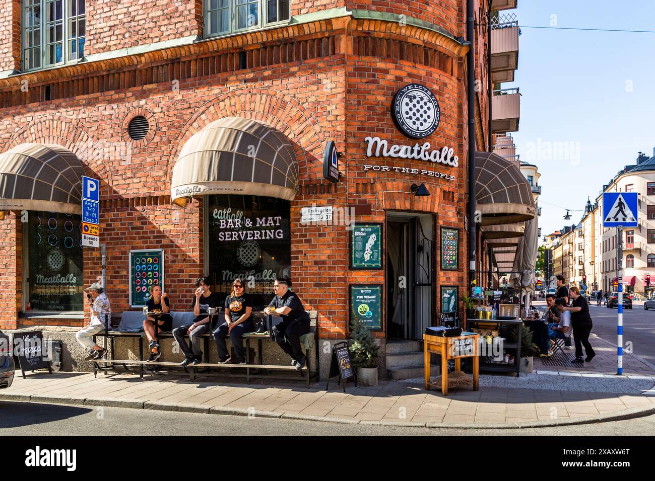 Fassade des Restaurants 'Fleischbällchen für die Menschen' in Södermalm. Die Gründer hatten es satt, dass die ganze Welt, einschließlich der Schweden, Fleischbällchen mit feinem Geschmack und aus dem Gefrierschrank aß. Hier wird der schwedische Klassiker Köttbollar gefeiert. Die Fleischbällchen werden aus Schweinefleisch, Rindfleisch, Lamm oder Wild hergestellt und mit Kartoffelpüree und Preiselbeeren serviert. Resto Fleischbällchen für das Volk. Kulinarische Tour durch Stockholm, Schweden Stockfoto