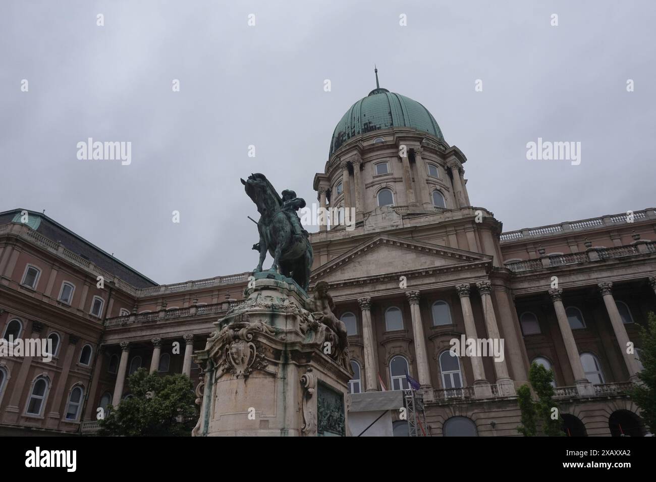 Ungarische Nationalgalerie im Schloss Buda, Budapest, Ungarn. Vor dem Hotel befindet sich eine Statue des Prinzen Eugen von Savoyen zu Pferd. Stockfoto