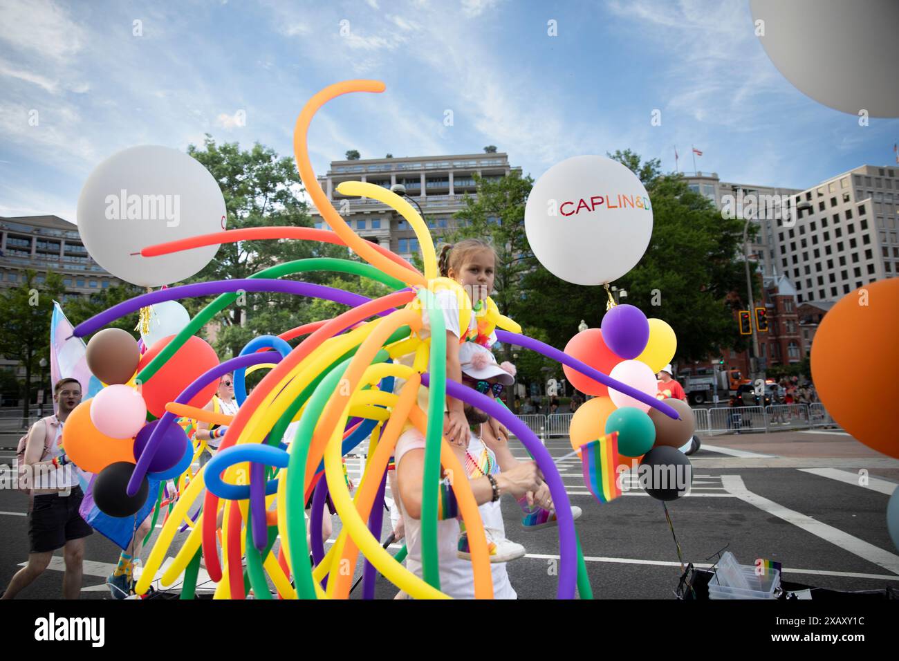 Washington Dc, Usa. Juni 2024. Anhänger der LGBT-Rechte und Gleichberechtigung feiern während der jährlichen Pride Parade in Washington DC am 8. Juni 2024. Das diesjährige Thema lautet „Totally Radical“, und die Pride-Feier umfasst eine Parade, ein Festival, ein Feuerwerk und vieles mehr. (Foto: Aashish Kiphayet/NurPhoto) Credit: NurPhoto SRL/Alamy Live News Stockfoto