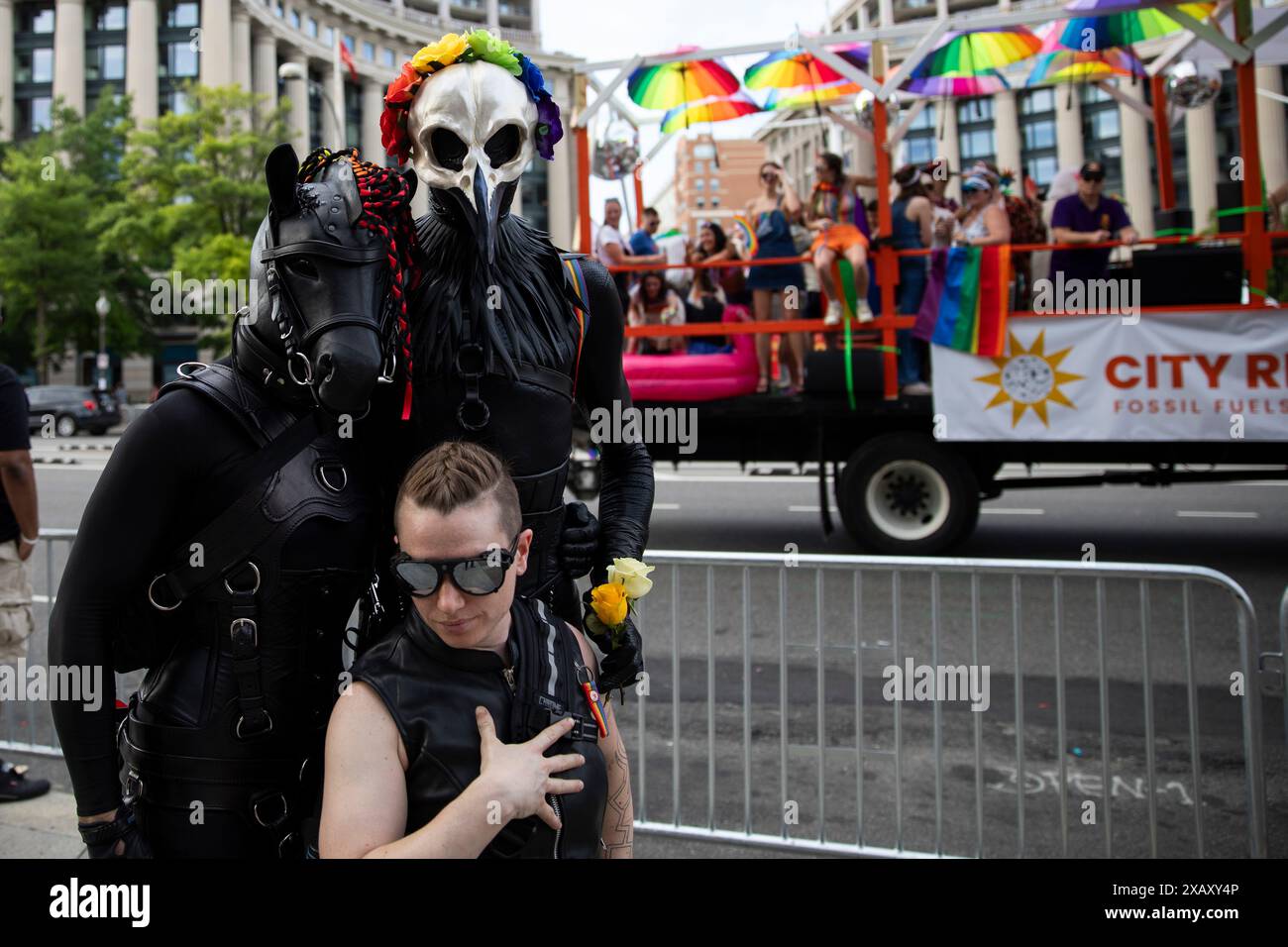 Washington Dc, Usa. Juni 2024. Anhänger der LGBT-Rechte und Gleichberechtigung feiern während der jährlichen Pride Parade in Washington DC am 8. Juni 2024. Das diesjährige Thema lautet „Totally Radical“, und die Pride-Feier umfasst eine Parade, ein Festival, ein Feuerwerk und vieles mehr. (Foto: Aashish Kiphayet/NurPhoto) Credit: NurPhoto SRL/Alamy Live News Stockfoto