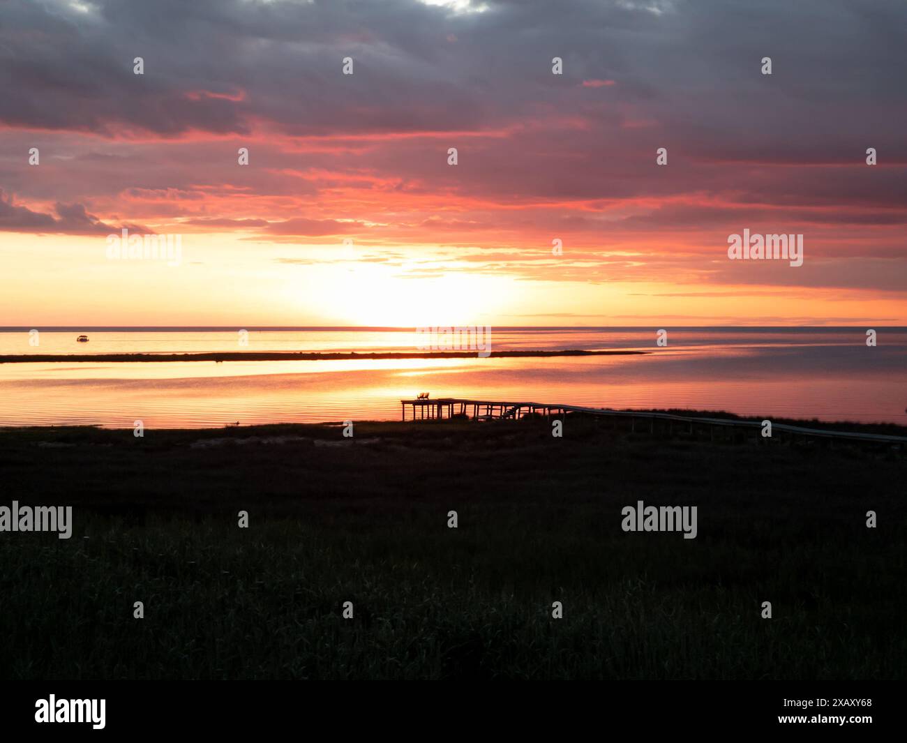 Privater Steg mit Zugang zum Pimlico Sound in Silhouette bei Sonnenuntergang in Cape Hatteras in North Carolina, USA Stockfoto