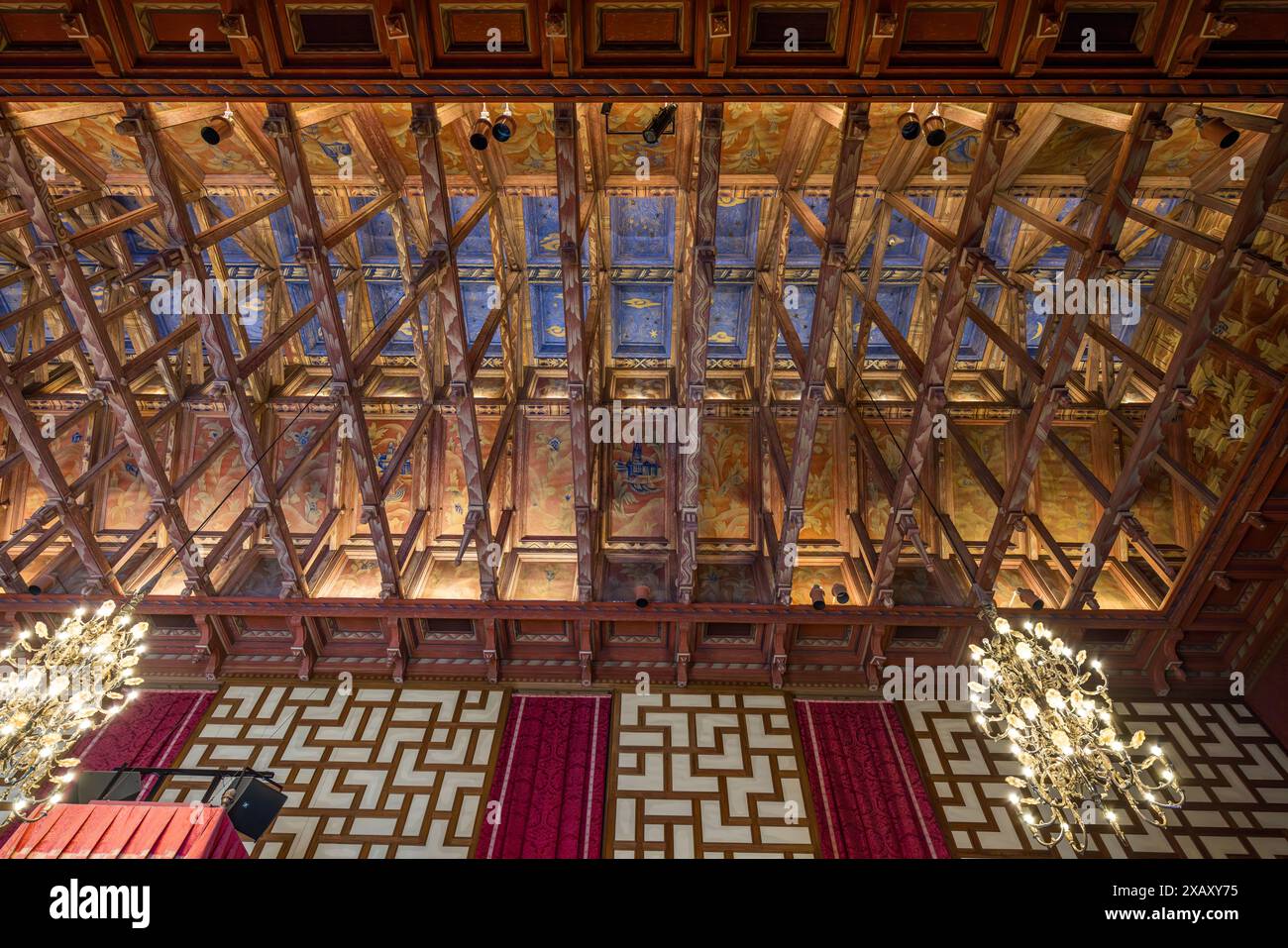 Blick auf die hölzerne Deckenkonstruktion der ratskammer im Stadshuset Stockholm. Das 1923 fertiggestellte Rathaus ist Sitz der Stadtregierung und des parlaments der Stadt. Die Kammer hat 101 Mitglieder. Seit den 1970er Jahren liegt der Frauenanteil bei 50 Prozent. Stockholms stadshus (Stockholms stadshus). 1923 fertiggestellte Regierungsbüros am Wasser aus rotem Backstein mit einem Turm mit Laterne. Stadshusträdgården, Stockholm, Schweden Stockfoto