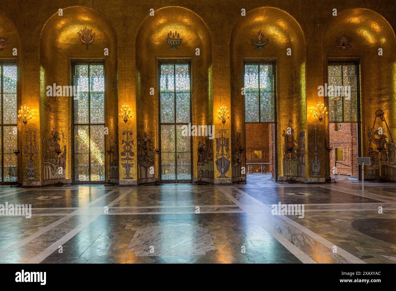 Millionen Mosaikfliesen aus Glas und echtem Blattgold tauchen den Saal in ein einzigartiges goldenes Licht. Nach dem Nobelpreisbankett ziehen die 1.300 Gäste in den Goldenen Saal, um zu tanzen. Stockholms stadshus (Stockholms stadshus). 1923 fertiggestellte Regierungsbüros am Wasser aus rotem Backstein mit einem Turm mit Laterne. Stadshusträdgården, Stockholm, Schweden Stockfoto