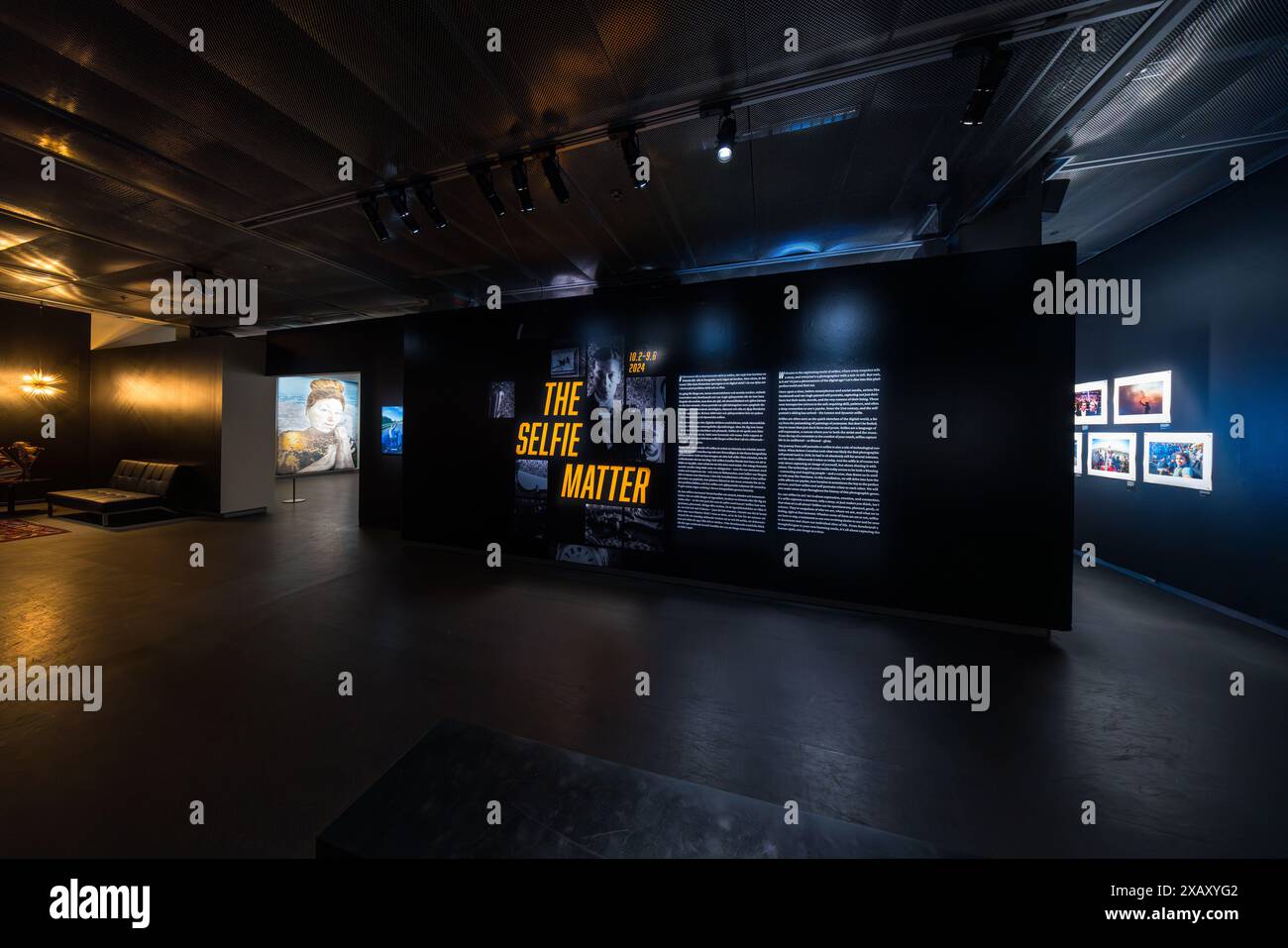 Die Fotografiska Stockholm, das alte Zollhaus am Wasser, zeigt Weltklasse-Fotoausstellungen, hier zum Thema Selbstporträts und Selfies. Fotografiska Museum Stockholm. Stadsgårdshamnen 22, 116 45 Stockholm, Schweden Stockfoto