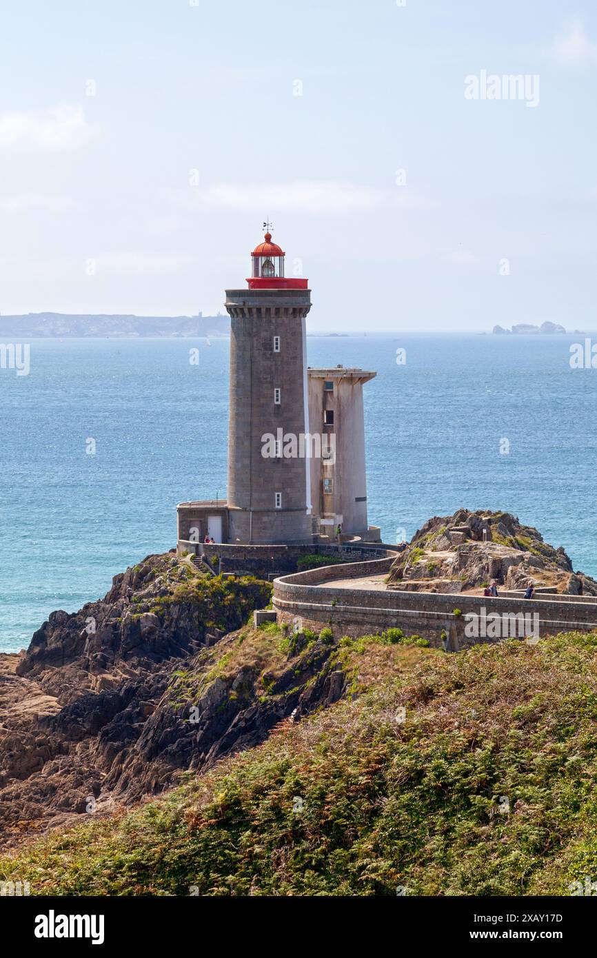 Der Phare du Petit Minou ist ein Leuchtturm an der Straße von Brest, der vor dem Fort du Petit Minou in der Gemeinde Plouzané steht. Stockfoto