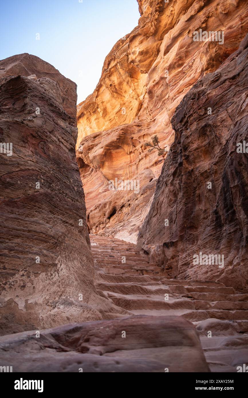 Vertikaler Blick auf die Rocky Treppen auf dem Ad Deir Trail in Petra. Sandstone Canyon Cliff in Jordanien. Gesteinsbildung im Freien im Nahen Osten. Stockfoto