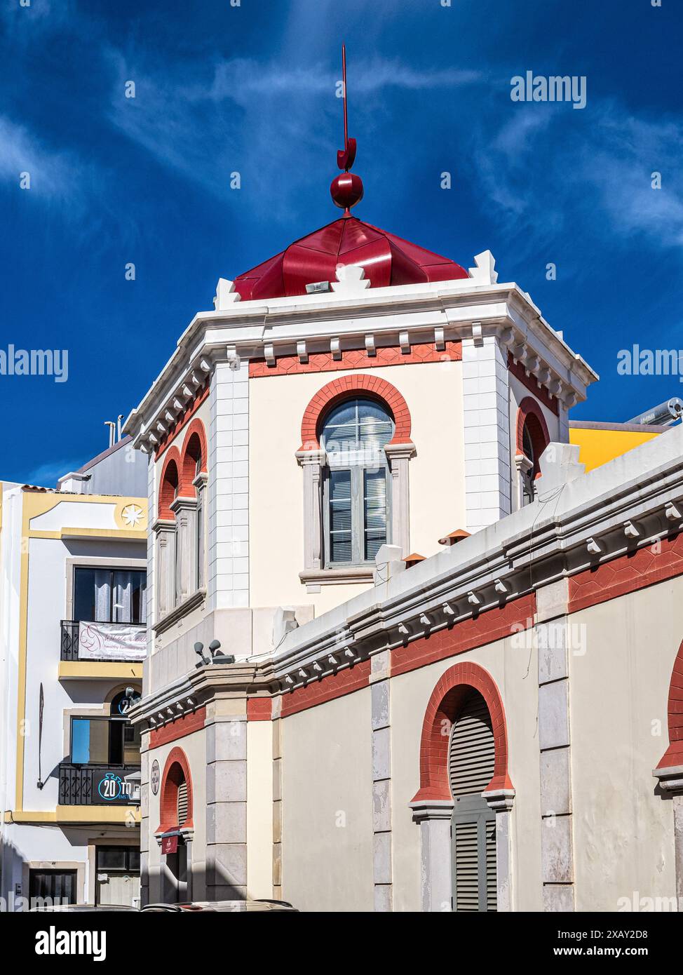 Die berühmte Markthalle im maurischen Stil von Loule in der Algarve, Portugal. Ikonischer lokaler Lebensmittel- und Fischmarkt. Stockfoto